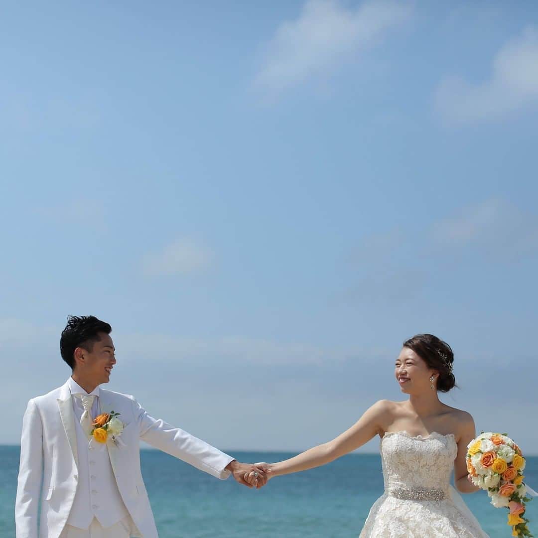 【公式】小さな結婚式さんのインスタグラム写真 - (【公式】小さな結婚式Instagram)「@petit.wedding をフォローしてね♩ #小さな結婚式 をつけてのお写真投稿も大歓迎です♡ こちらの公式IGでリグラムさせていただきます＊ . ウェディングドレスを着て海辺を歩くのも 非日常で貴重な体験ですよね♪ おふたりらしい素敵なフォトを撮影してみませんか？* . >>#小さな結婚式沖縄店 . ——————— #小さな結婚式 #petitwedding #ラヴィファクトリー #前撮り #結婚式 #プレ花嫁 #卒花 #アットホーム #少人数 #家族婚 #少人数結婚式 #ウェディング #ウェディングドレス #wedding #bridal #weddingdress #花嫁 #結婚式準備 #式場探し #日本中のプレ花嫁さまと繋がりたい #結婚式の思い出に浸る会 #結婚準備 #フォトウェディング #フォトスポット #ウェディングドレス #花嫁コーデ #ビーチフォト #ビーチ」8月5日 17時15分 - petit.wedding