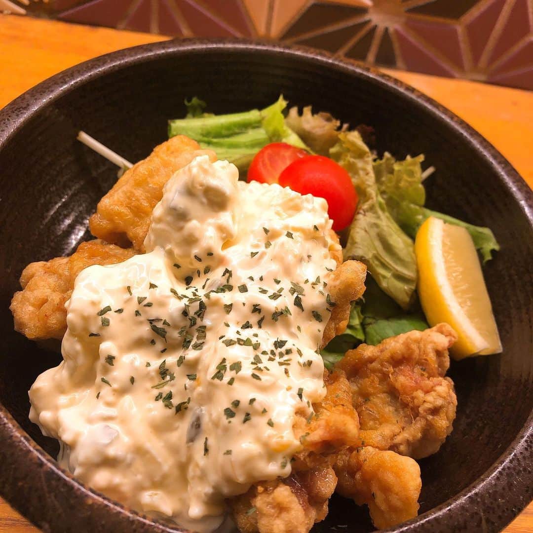 trick umekitaのインスタグラム：「鶏っくうめきたメニュー紹介🐣  本格宮崎の味！？ "鶏屋のチキンなんばん"です！  揚げた鳥を一番美味しく味わえる おすすめの逸品料理です！  ご来店の際は是非一度ご賞味下さい♪  #鶏っく　#鶏っくうめきた　#メニュー  #紹介　#居酒屋　#居酒屋メニュー  #おすすめ　#逸品　#料理　#チキン  #チキン南蛮　#美味しい」