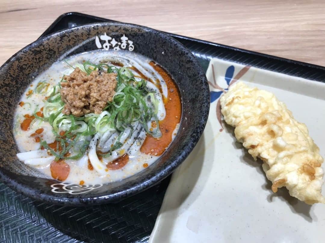 はなまるうどんのインスタグラム：「猛暑🌞🌞お見舞い申し上げます。　 そんな今日は、濃厚の黒！冷やし黒ごま担々です。 味の説明難しいなぁ😓　とにかく見た目より中身勝負のうどん。どんな表現がよいのか誰か教えてください。 こんなこと言うと、食べさせるためって思われるのかな😅😅  #冷やし担々 #黑ごま担々 #とり天 #担々スープはご飯とも合う #ピリ辛」