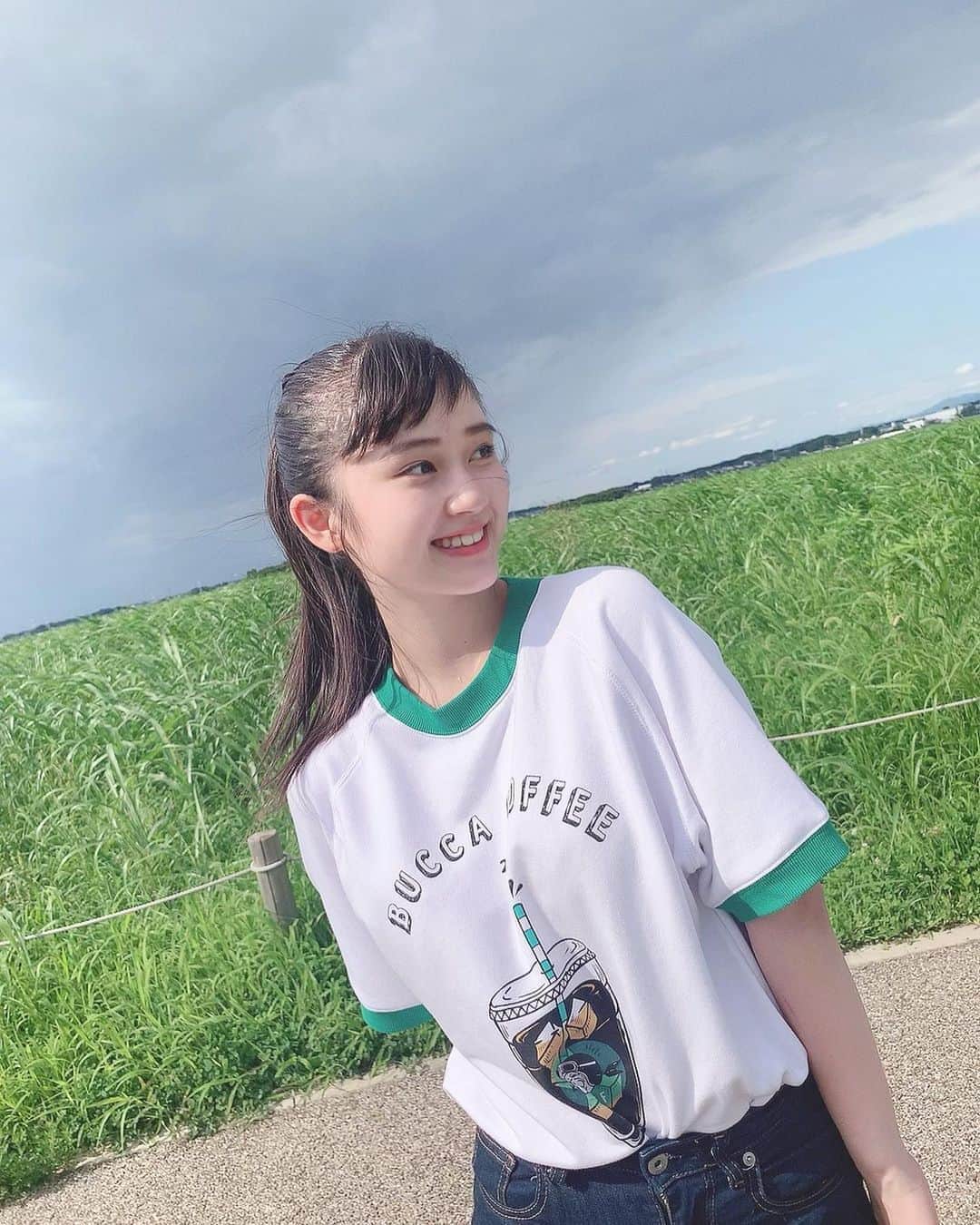 のインスタグラム：「・  夏がはじまったね！﻿ ﻿   ポニテ涼しい〜😌﻿ ﻿   #夏休み﻿ #ポニーテール﻿」