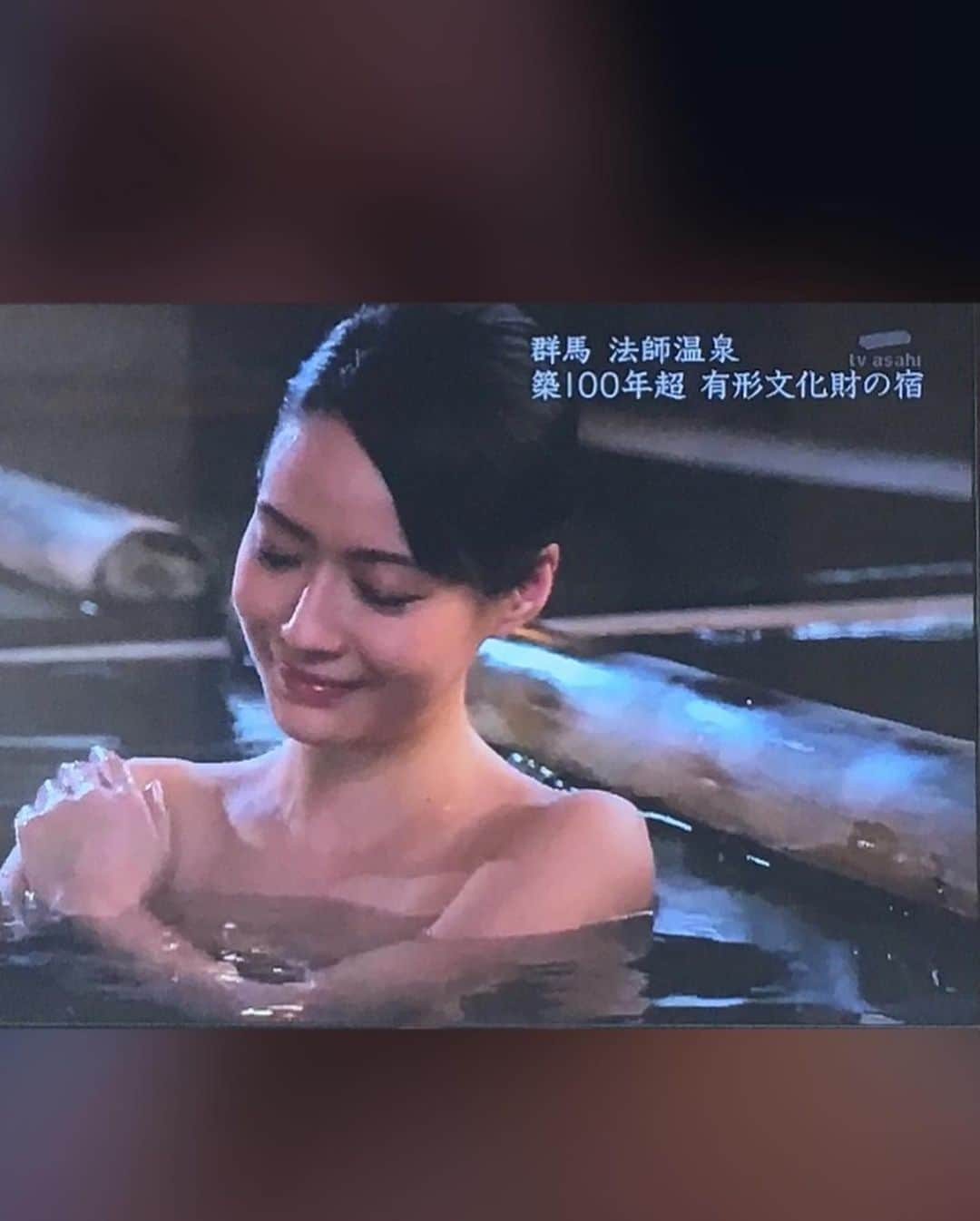 吉山りささんのインスタグラム写真 - (吉山りさInstagram)「今日の温泉紹介は 『法師温泉♨️長寿館』さん☺️  築100年超えの 有形文化財の素敵なお宿♨️  法隆殿に泊まらせて頂きましたが とっても綺麗でコタツも😍✨  お部屋の中に階段がある所もありました❣️  ♨️温泉も最高で なにより宿の皆様が いつどこですれ違ってもウエルカムな対応で惚れ惚れ😍 （撮影でチェックアウト過ぎても🙇🏻‍♀️）  まさかのサプライズもあり🥺  私は法師温泉は また行きたい宿のひとつです♨️  お世話になりました🙇🏻‍♀️✨   #法師温泉 #法師温泉長寿館 さん #♨️ #群馬県 #温泉 勝手に#温泉紹介  #有形文化財 #宿 #旅館 #温泉大好き #温泉女子 #温泉ソムリエ #吉山りさ #秘湯 #秘湯ロマン #hotsprings #温泉タオル #バスタオルモデル #バスタオル女子 #タオル #towel #お風呂 #japaneseculture #Japan #japanese #onsen #onsen♨️ #tv #撮影 ありがとうございました🙇🏻‍♀️ #おもてなし 💕   撮影の時 暖炉の煙で燻されかけたのは🤫㊙️笑」8月5日 17時29分 - oreorerisa