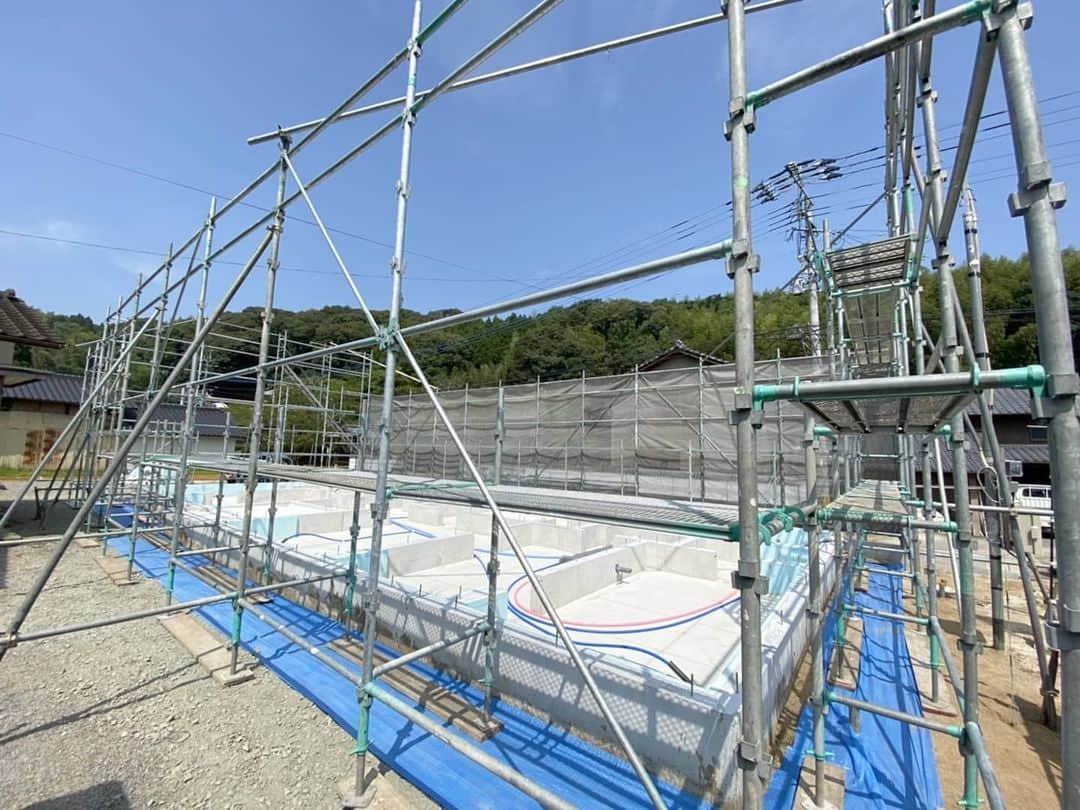 有限会社 稲葉製材住宅さんのインスタグラム写真 - (有限会社 稲葉製材住宅Instagram)「斜め天井の平屋 【玉名市】　Day5 足場を組立て棟上げまであと少し❗ いい感じです😎 このあとは材料を搬入して、土台を敷いていきまーす👍  #足場 #いい天気を通り過ぎて猛暑 #高耐震 #耐震等級3 #勾配天井 #平屋 #楽しい家 #工事の流れ #木造 #新築 #高性能住宅 #新築 #家 #家づくり #マイホーム #暮らしやすい家 #使いやすい家 #丁寧な家づくり #庭のある暮らし #家具と暮らす #暮らし #楽しい暮らし #ナチュラル #工務店 #注文住宅 #熊本 #玉名 #山鹿 #稲葉製材住宅 #イナバ  家族の未来、地球の未来を考えた家づくり 施工対応エリア 玉名、山鹿、荒尾、熊本市 県北メイン」8月5日 17時22分 - inaba_home