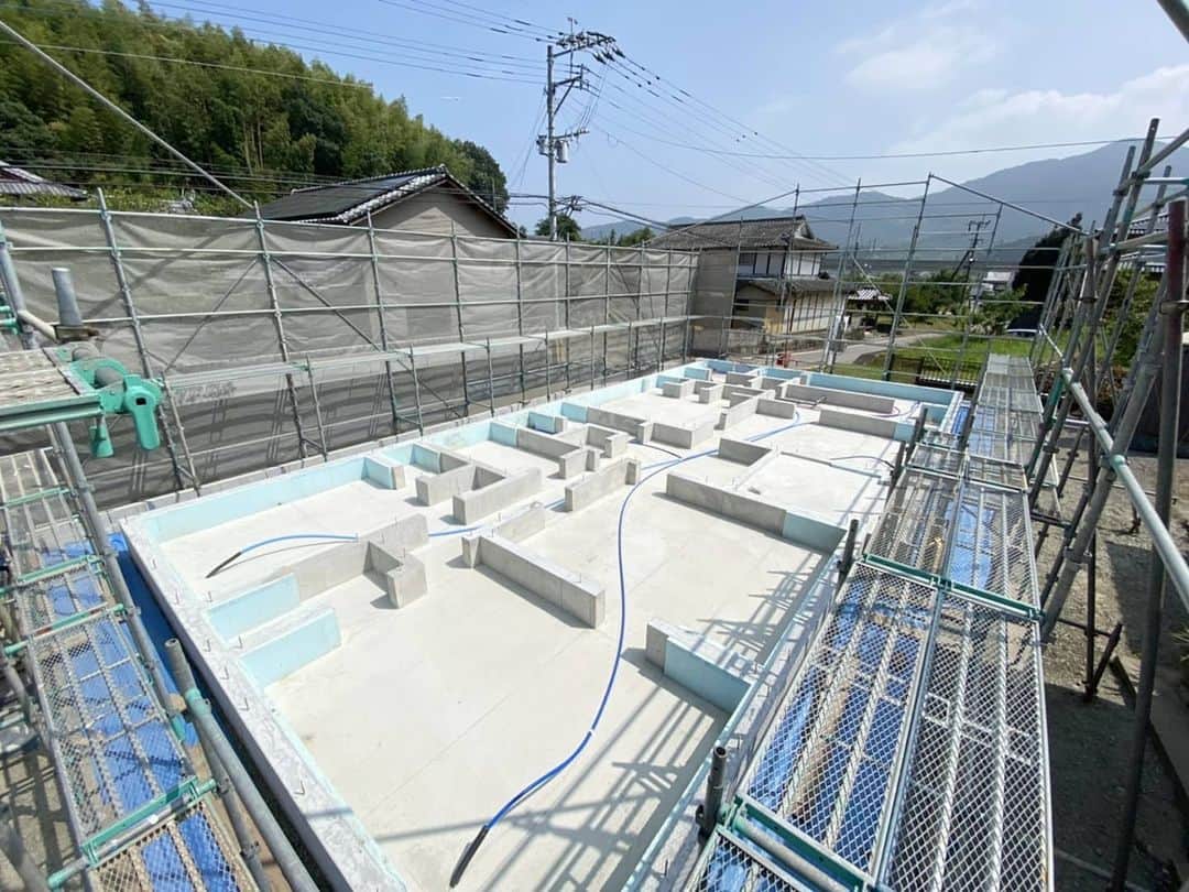 有限会社 稲葉製材住宅さんのインスタグラム写真 - (有限会社 稲葉製材住宅Instagram)「斜め天井の平屋 【玉名市】　Day5 足場を組立て棟上げまであと少し❗ いい感じです😎 このあとは材料を搬入して、土台を敷いていきまーす👍  #足場 #いい天気を通り過ぎて猛暑 #高耐震 #耐震等級3 #勾配天井 #平屋 #楽しい家 #工事の流れ #木造 #新築 #高性能住宅 #新築 #家 #家づくり #マイホーム #暮らしやすい家 #使いやすい家 #丁寧な家づくり #庭のある暮らし #家具と暮らす #暮らし #楽しい暮らし #ナチュラル #工務店 #注文住宅 #熊本 #玉名 #山鹿 #稲葉製材住宅 #イナバ  家族の未来、地球の未来を考えた家づくり 施工対応エリア 玉名、山鹿、荒尾、熊本市 県北メイン」8月5日 17時22分 - inaba_home