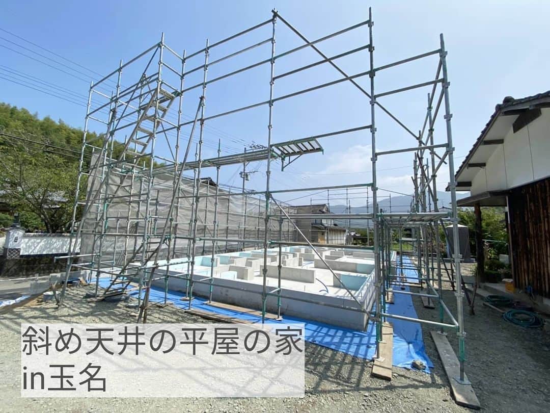 有限会社 稲葉製材住宅さんのインスタグラム写真 - (有限会社 稲葉製材住宅Instagram)「斜め天井の平屋 【玉名市】　Day5 足場を組立て棟上げまであと少し❗ いい感じです😎 このあとは材料を搬入して、土台を敷いていきまーす👍  #足場 #いい天気を通り過ぎて猛暑 #高耐震 #耐震等級3 #勾配天井 #平屋 #楽しい家 #工事の流れ #木造 #新築 #高性能住宅 #新築 #家 #家づくり #マイホーム #暮らしやすい家 #使いやすい家 #丁寧な家づくり #庭のある暮らし #家具と暮らす #暮らし #楽しい暮らし #ナチュラル #工務店 #注文住宅 #熊本 #玉名 #山鹿 #稲葉製材住宅 #イナバ  家族の未来、地球の未来を考えた家づくり 施工対応エリア 玉名、山鹿、荒尾、熊本市 県北メイン」8月5日 17時22分 - inaba_home
