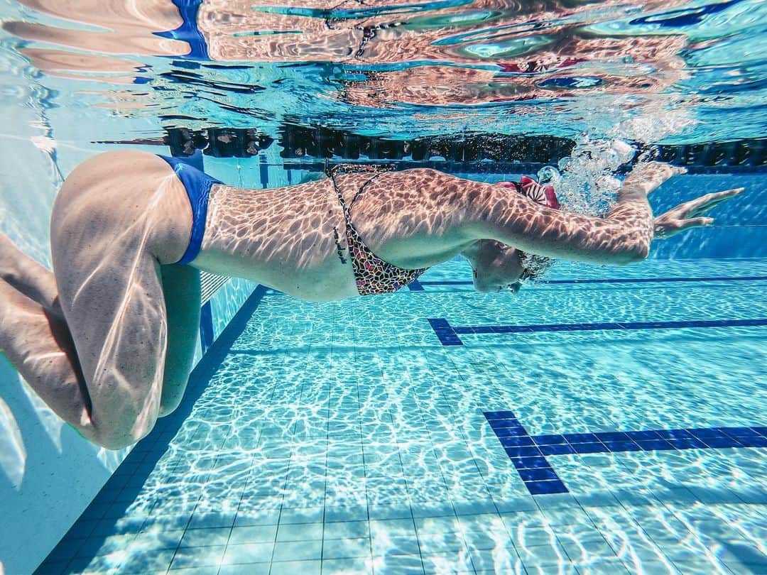 エミリー・シーボームのインスタグラム：「Ready, set, go  #swimming #training #water #sun #sunshine」