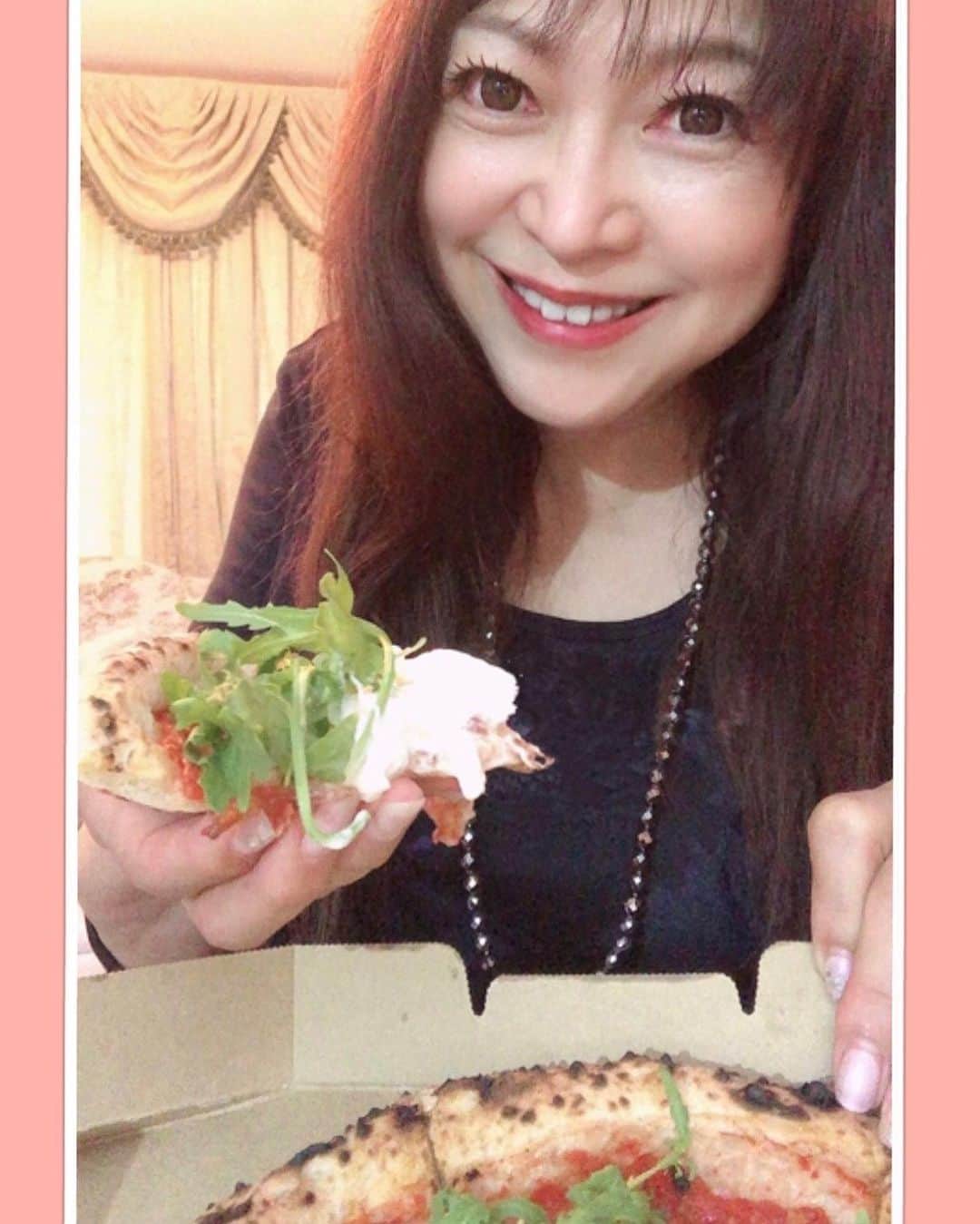 のインスタグラム：「（原めぐみofficial） 5pics photos Swipeーーーー▶︎▶︎▶︎ めっちゃ美味しいブッラータの乗ったナポリピッツアをテイクアウトしちゃいました❣️(※ブッラータ…イタリア原産のフレッシュチーズ🇮🇹) モチモチの生地を高温の窯で焼き上げた美味しいナポリピッツァなの。 ルッコラとブッラータはピッツァとは別に分けてくれてお持ち帰り。ちょっと温めてから乗せて頂きま〜〜す。 お家で美味しく気軽に頂けちゃうのが嬉しいな💓 至福の時でした^ ^🍴  #PR #wecook  #ゴーストレストラン #ナポリピッツァ  #デリバリー  #六本木グルメ  #六本木デリバリー #原めぐみ  @wecookchefstbl https://wecookchefstbl.jp/」