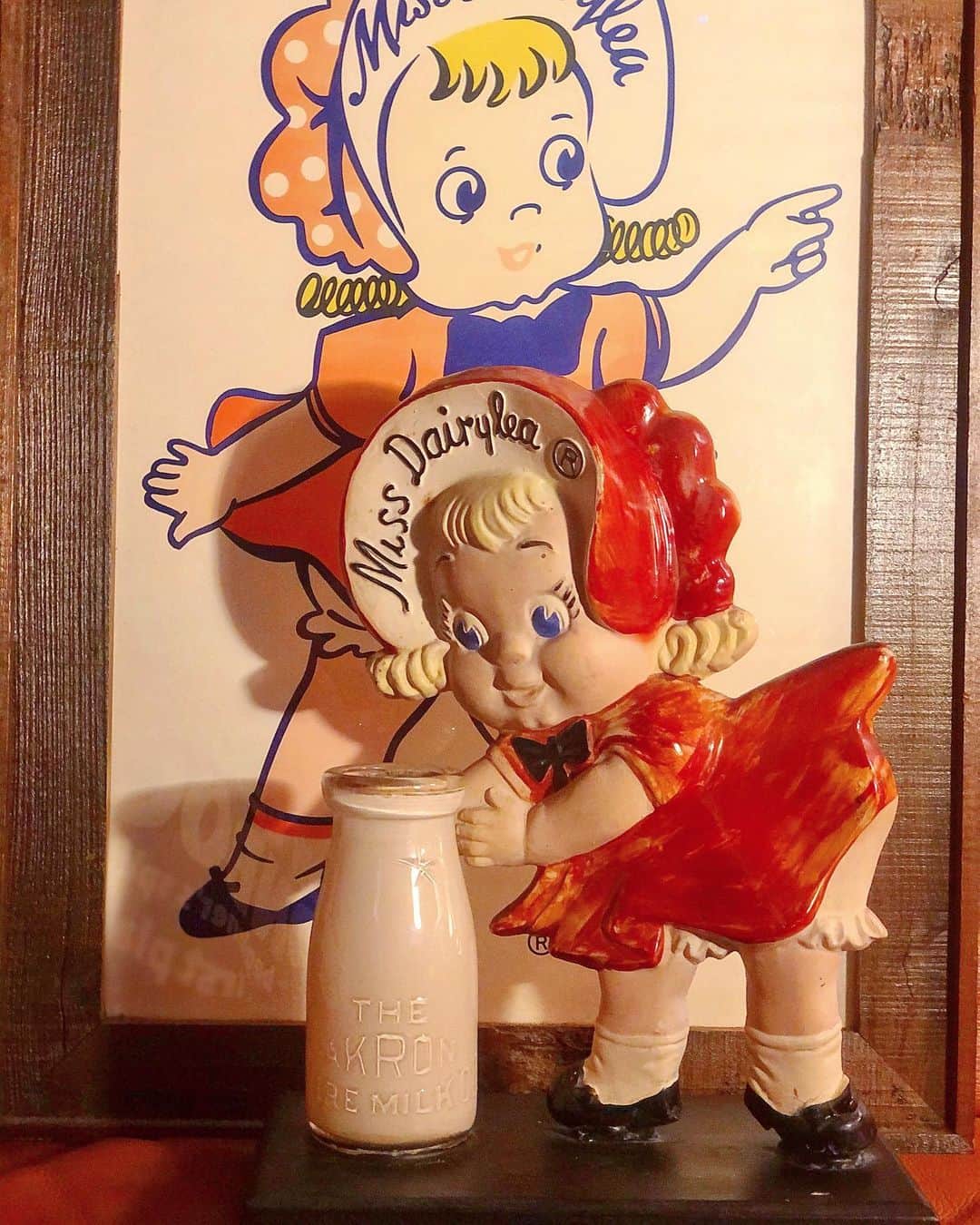 大川知英のインスタグラム：「50's Miss Dairylea  Display.&.Poster 🍦Advertising  3年前くらいに一目惚れでポスターをズッポシ🧘‍♀️ ディスプレイとかないかなと思ったら こんなやばいやつが🚬瓶の蓋もバッツス あってsuper cute🤤やっとtakatsubaseに連れて帰れた💩 次は看板をズッポシ🍦upi-🤡❗️ #missdairylea#display#postar#vintage  #advertising#スペシャル可愛い #次は看板ズッポシ#icecream  #amecajiboys#takatsubase #アメトイ部#captain」