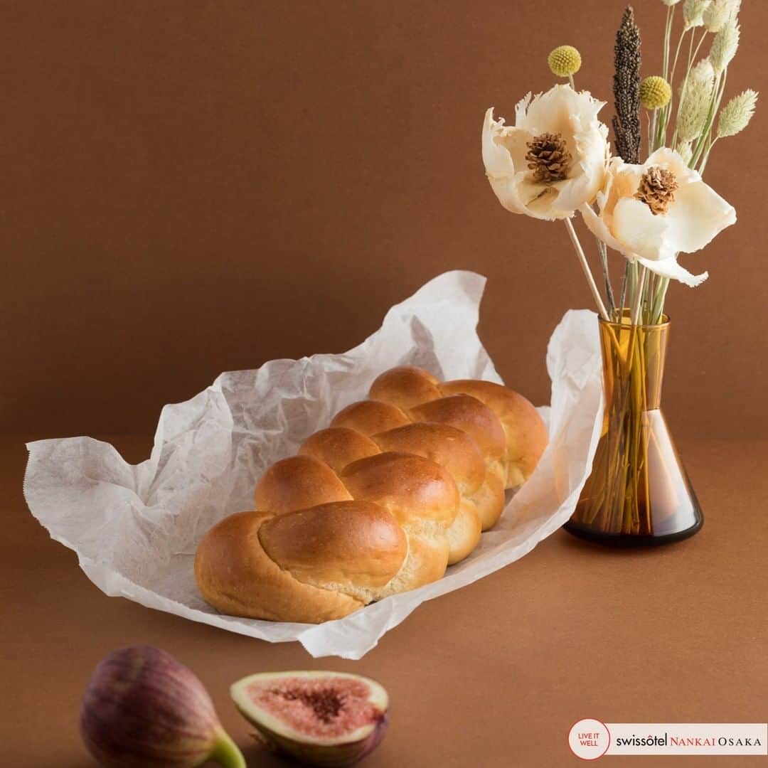 スイスホテル南海大阪さんのインスタグラム写真 - (スイスホテル南海大阪Instagram)「「ツォップ」とはスイスの国民的パンのこと。お祝いごとのある時にはギフトとして贈られるそうです。  Did you know that aside from being a breakfast staple, the Zopf is Switzerland's national bread and is often given as a gift on days of celebration? #Swissness」8月5日 17時32分 - swissotelnankaiosaka_official