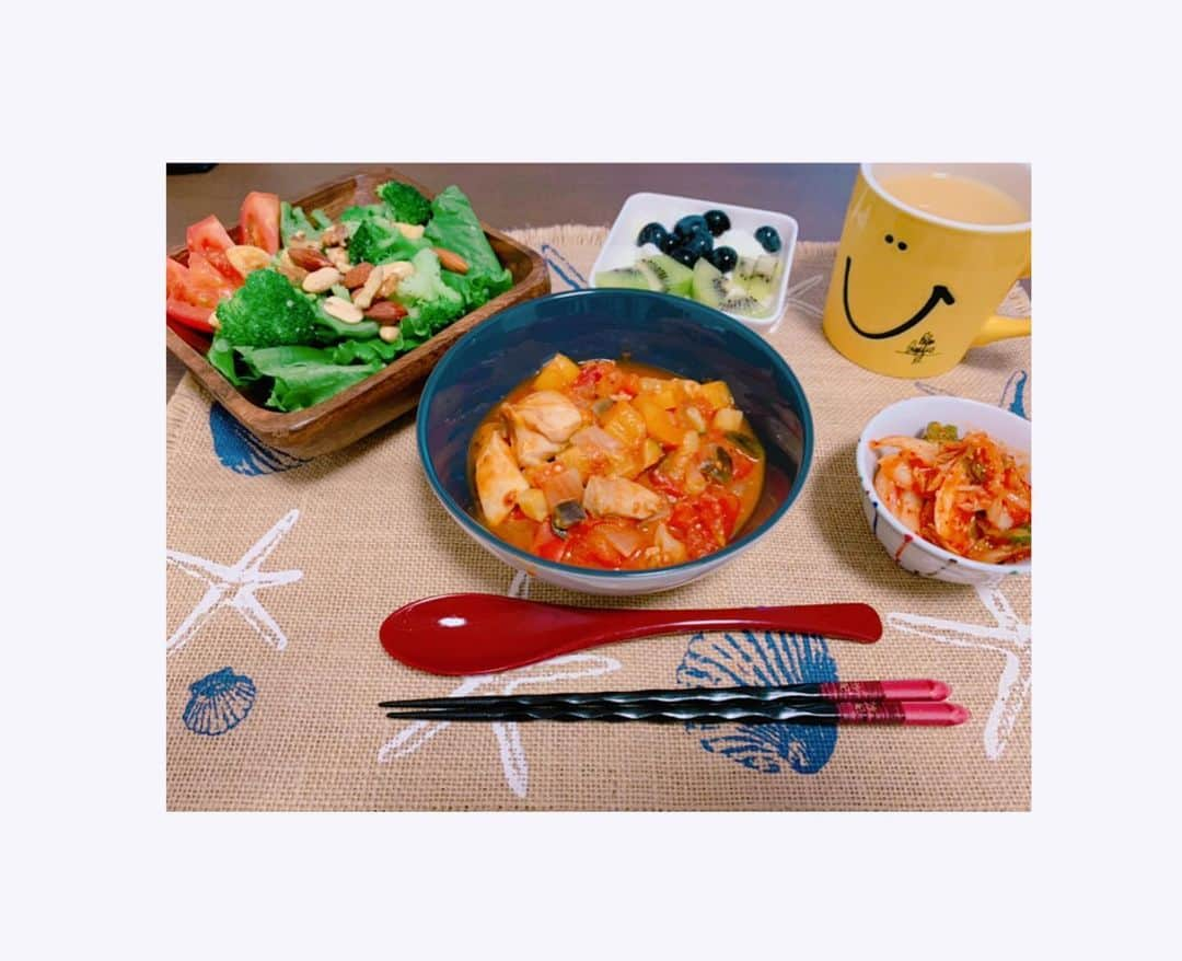 峯村沙紀さんのインスタグラム写真 - (峯村沙紀Instagram)「#峯cook 第一弾🍳笑　←続くかな。  野菜とタンパク質たくさん取りたくて #ラタトゥーユ 作ってみました😊 大好きな鶏肉も入れました🐤‼︎  写真の材料以外に下記も使っています☺︎  ・オリーブオイル ・塩　 ・塩胡椒（粗挽き） ・コンソメ ・料理酒 （鶏肉炒める前に鶏肉と絡めておく） ・刻んだニンニク  簡単ですのでお試しください😊♬ 夏バテしないよう水分と食事、睡眠等心がけてましょう‼︎  先日質問へのコメント頂いたので今回アップしてみました😊 いつも皆さんありがとうございます💝  #峯村日記 #おうちごはん #おうち時間  #炭水化物なし #夏野菜 #キムチ大好き #ヨーグルト大好き #夏 #千葉県　#長野県」8月5日 17時34分 - minemuuuno.insta