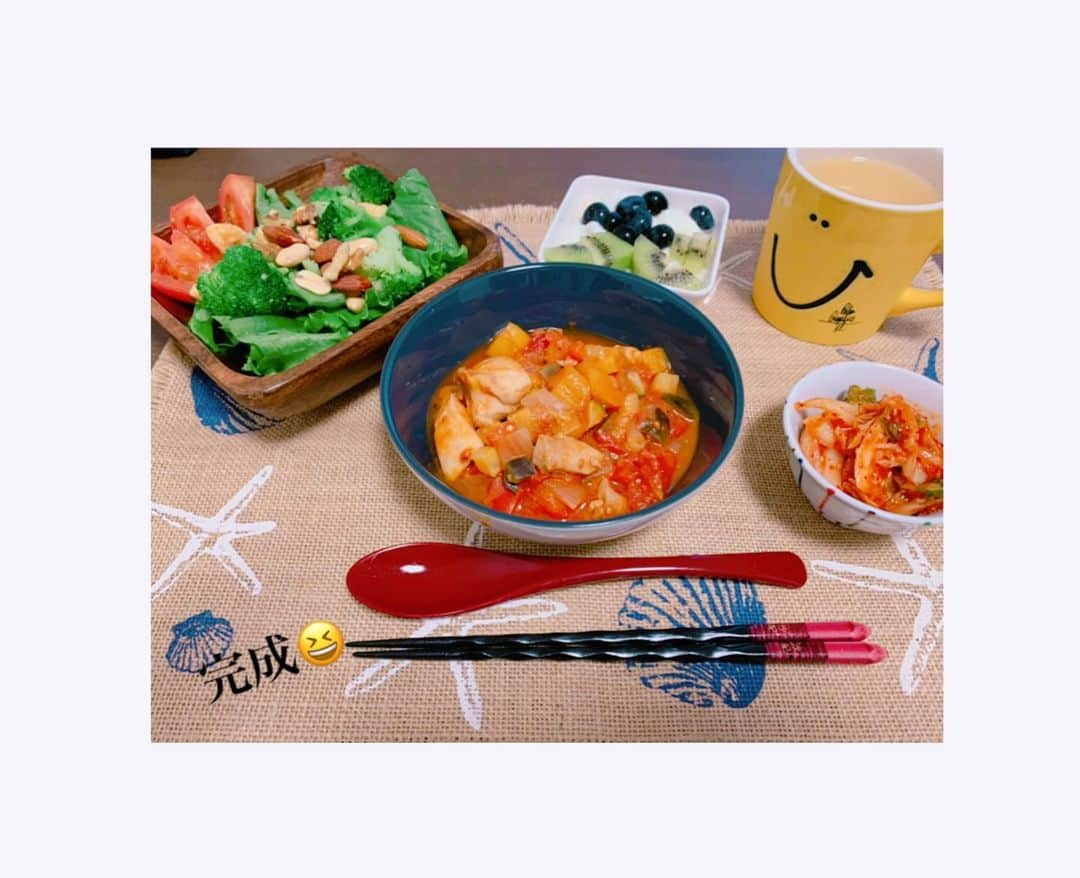 峯村沙紀さんのインスタグラム写真 - (峯村沙紀Instagram)「#峯cook 第一弾🍳笑　←続くかな。  野菜とタンパク質たくさん取りたくて #ラタトゥーユ 作ってみました😊 大好きな鶏肉も入れました🐤‼︎  写真の材料以外に下記も使っています☺︎  ・オリーブオイル ・塩　 ・塩胡椒（粗挽き） ・コンソメ ・料理酒 （鶏肉炒める前に鶏肉と絡めておく） ・刻んだニンニク  簡単ですのでお試しください😊♬ 夏バテしないよう水分と食事、睡眠等心がけてましょう‼︎  先日質問へのコメント頂いたので今回アップしてみました😊 いつも皆さんありがとうございます💝  #峯村日記 #おうちごはん #おうち時間  #炭水化物なし #夏野菜 #キムチ大好き #ヨーグルト大好き #夏 #千葉県　#長野県」8月5日 17時34分 - minemuuuno.insta