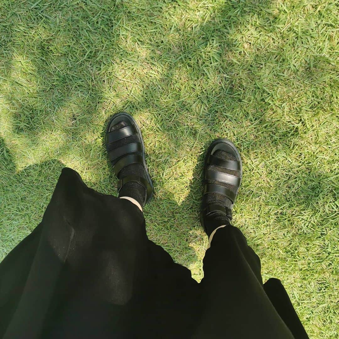 貴愛kwiae Officialさんのインスタグラム写真 - (貴愛kwiae OfficialInstagram)「わたしの知ってる渋谷の宮下公園は跡形もなく生まれ変わっていた。あの暗くて、古い感じで スケボーのお兄さんとか、ダンサーさんとか今はどこで練習をしているのかな？と思ったら、おしゃボルダリング練習場とか、スケボーの滑るとこ？とか、海のないの砂場とか、スケスケ丸見えのダンススタジオとか出来ていた。😳 変化するのは都会の宿命なのかな * * 飲食店もなんだかハイブリットなかんじで、ラーメンも紙カップとかに入ってて、海外に来た感覚に陥った。近代的でもありながら、なんだか、日本じゃない感じも。それで良いんか？とおもいながらも、過ごしやすいし、長い年月をかけて作ってくれた人ありがとうと感謝する。 帰りには｢宮下パーク｣と呼んでた自分にびっくりしたわ。とりあえず入場制限おわったら、普通にまた行きたいな。夜に行ったら気持ちよさそう。 * * * あ、渋谷のまた違う風景が見れて、楽しかったな。 * #東京日記 #きえ日記 勝手に始めた。  #宮下公園 #miyashitapark  #宮下パーク #park #love #like  #look #公演 #shibuya  #まいったな2020 #tokyo #tokyolife 店員さんがみんなイケてた。」8月5日 17時35分 - kwiae530