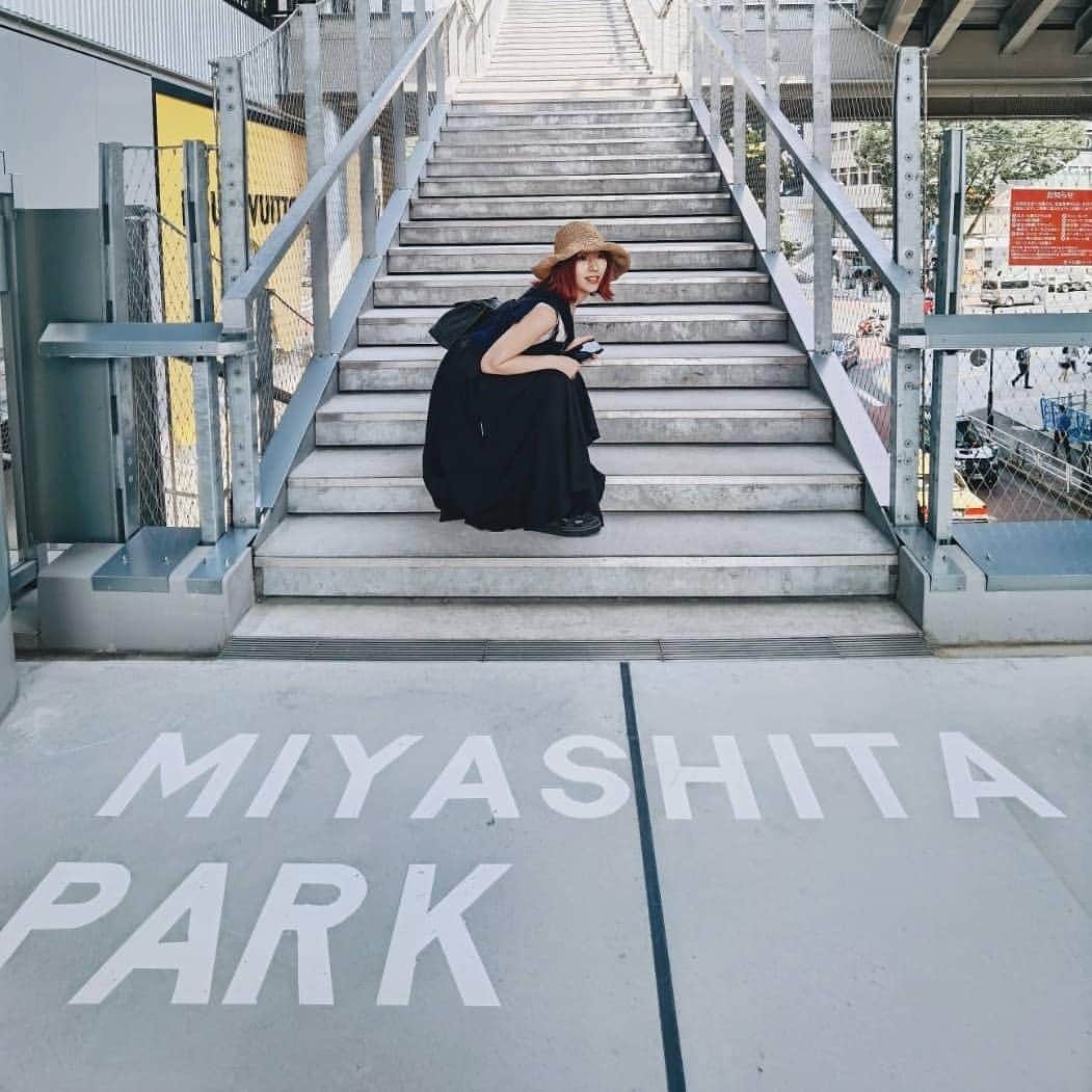 貴愛kwiae Officialさんのインスタグラム写真 - (貴愛kwiae OfficialInstagram)「わたしの知ってる渋谷の宮下公園は跡形もなく生まれ変わっていた。あの暗くて、古い感じで スケボーのお兄さんとか、ダンサーさんとか今はどこで練習をしているのかな？と思ったら、おしゃボルダリング練習場とか、スケボーの滑るとこ？とか、海のないの砂場とか、スケスケ丸見えのダンススタジオとか出来ていた。😳 変化するのは都会の宿命なのかな * * 飲食店もなんだかハイブリットなかんじで、ラーメンも紙カップとかに入ってて、海外に来た感覚に陥った。近代的でもありながら、なんだか、日本じゃない感じも。それで良いんか？とおもいながらも、過ごしやすいし、長い年月をかけて作ってくれた人ありがとうと感謝する。 帰りには｢宮下パーク｣と呼んでた自分にびっくりしたわ。とりあえず入場制限おわったら、普通にまた行きたいな。夜に行ったら気持ちよさそう。 * * * あ、渋谷のまた違う風景が見れて、楽しかったな。 * #東京日記 #きえ日記 勝手に始めた。  #宮下公園 #miyashitapark  #宮下パーク #park #love #like  #look #公演 #shibuya  #まいったな2020 #tokyo #tokyolife 店員さんがみんなイケてた。」8月5日 17時35分 - kwiae530