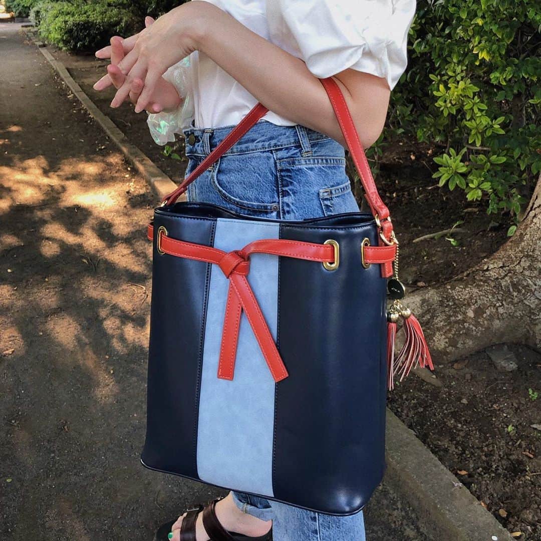 のインスタグラム：「#刀剣乱舞 コラボバッグ🎁プレゼントキャンペーン開始💨 ⠀ 山姥切国広 (極) をイメージしたバッグ👜 ⠀ 鉢巻を連想させるオレンジの ハンドルやベルトがポイント🧡✨ ⠀ バッグチャームは 紋のプレート＆胸の紐飾りをモチーフにした タッセルをチョイスし、 上品さも感じられる仕上がりに。 ⠀ ⠀ ⠀ 応募条件を満たした方の中から抽選で、﻿ 【1名様】にこちらのアイテムをプレゼント🎉﻿ ＝＝＝＝＝＝＝＝＝＝＝＝＝＝＝＝＝＝＝＝＝＝＝﻿ 📌プレゼント商品 #刀剣乱舞-ONLINE- / 山姥切国広 (極) モデル バッグ ＝＝＝＝＝＝＝＝＝＝＝＝＝＝＝＝＝＝＝＝＝＝＝﻿ ⠀⠀ ⠀ 🔻応募方法など詳細は、こちらをチェック🔻 ⠀ ⠀ 📌キャンペーン期間 8/5（水）〜8/11（火）23時59分まで﻿﻿ ⠀ ⠀ 📌応募方法 カンタン2ステップで応募できます！ ─────────────────────﻿ 1️⃣SuperGroupies 公式アカウント（ @supergroupies ）をフォロー﻿ 2️⃣この投稿を「いいね！」 ─────────────────────﻿⠀⠀⠀⠀⠀⠀⠀ ⠀ ⠀ 📌注意事項 ・当選者には当店のアカウントからDMをお送りします。 ・当選商品は撮影に使用したサンプル品も含まれます。ご了承のほどお願いいたします。⠀ ・当選商品の発送は日本国内に限らせていただきます。﻿ ・当選した方はこちらのアカウント・ライブ配信にて紹介させていただく場合がございます。」
