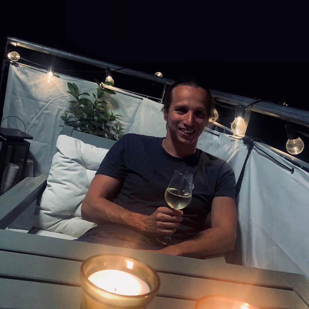 のインスタグラム：「Mindig is szerettem volna jobban érteni a borokhoz. Próbáltam magamat képezni, de mostantól sokkal egyszerűbb dolgom van, hogy otthonosan mozogjak a borok világában. Nincs más dolgom csak a www.magyarborod.hu oldalon böngésznem.   Kóstold és tudd! 😊🍷  #jobor#magyarborod#kostoldestudd#jobortmertekkel#reklam」
