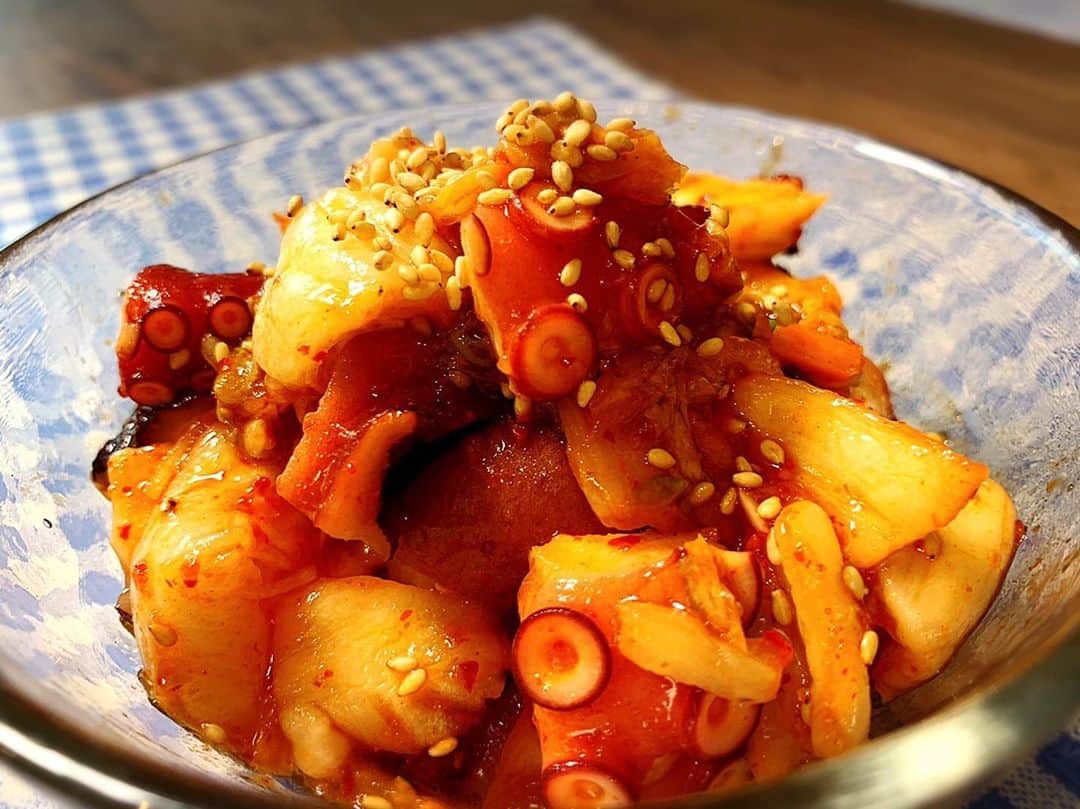川島章良のインスタグラム：「. . .  今回作ったのは『無限たこキムチ』です。  ものすごく簡単に作れる一品なんですがうまうま。うまだしです。  たこ好き、キムチ好き、だし好きにはもってこいな一品です。  お酒のあてにもいいですよ。  ゴマ油が効いていて無限です。  ・だしパック　1/2パック ・茹でタコ　100g ・キムチ　100g ・ゴマ油　大さじ1 ・白ゴマ　適量  だしパックダイエットにもむいている一品です。  #だしパックダイエット  #無限たこキムチ #無限 #かわだしクッキング #だしパック #だしパック料理研究家  #タコ #キムチ」