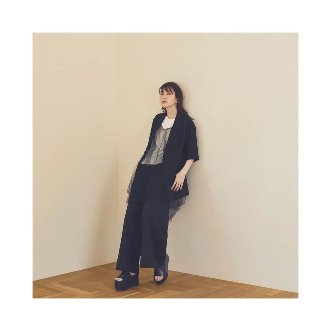 コレカウのインスタグラム：「ㅤㅤㅤㅤㅤㅤㅤㅤㅤㅤㅤㅤㅤ Recommend 着こなし方は自由！ ジャケットを羽織るとまた違った印象に。 ㅤㅤㅤㅤㅤㅤㅤㅤㅤㅤㅤㅤㅤ Nora Lily チュールキャミ トップ　¥7,689(in tax) ㅤㅤㅤㅤㅤㅤㅤㅤㅤㅤㅤㅤㅤ ㅤㅤㅤㅤㅤㅤㅤㅤㅤㅤㅤㅤㅤ ㅤㅤㅤㅤㅤㅤㅤㅤㅤㅤㅤㅤㅤ ㅤㅤㅤㅤㅤㅤㅤㅤㅤㅤㅤㅤㅤ  #シアー素材 #Tシャツ #透け感 #レイヤード #レイヤードコーデ #褒められコーデ ＃#楽におしゃれする #モノトーン #ジャケットコーデ女子  #カジュアルファッション #NoraLily #instafashion #summerfashion #ladysfashion #perky_room #韓国ファッション #夏コーデ #シンプルコーデ #大人カジュアル #大人女子 #カジュアルコーデ #サマーコーデ #fashion #chao_app #zozotown」