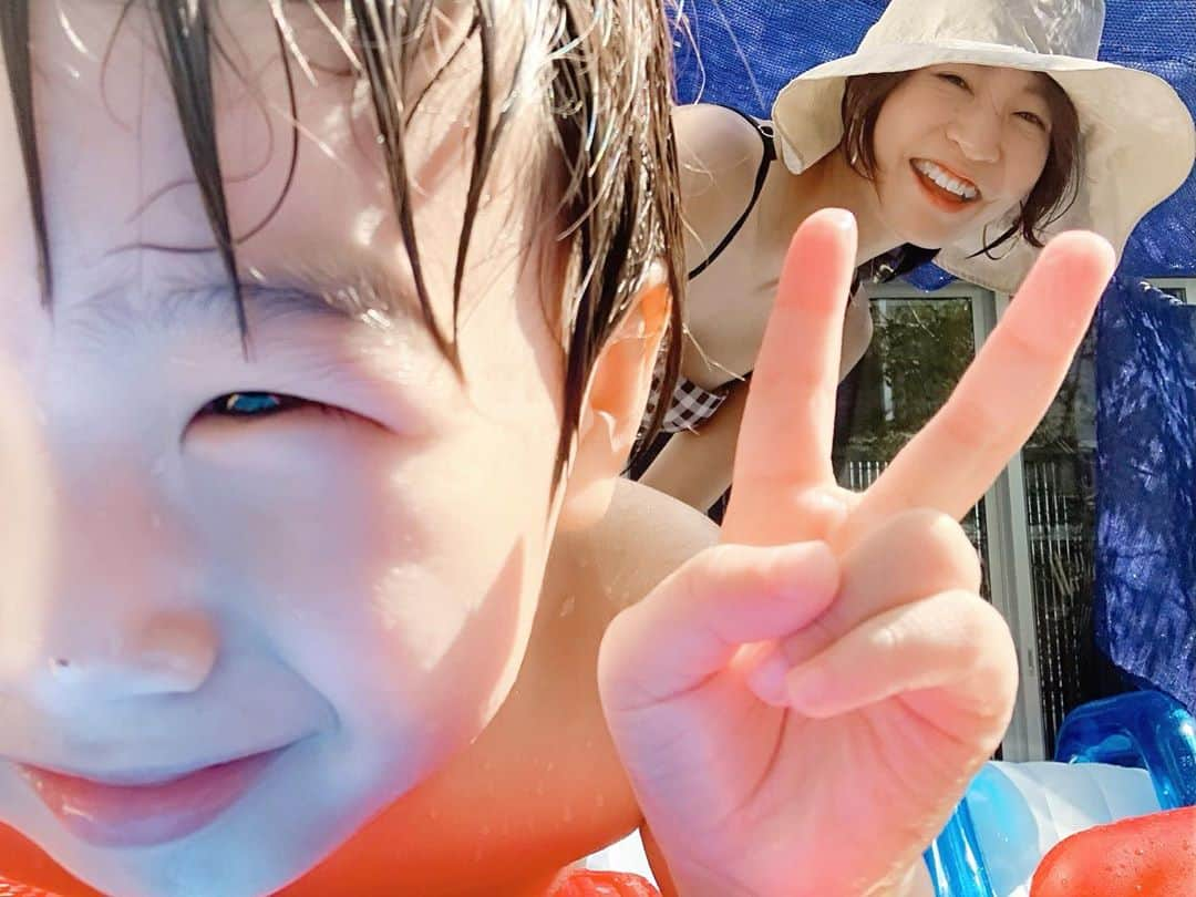 鈴木優美 さんのインスタグラム写真 - (鈴木優美 Instagram)「#夏休み 🌞🌴🌈💛 息子の幼稚園は今週から3週間。 たくさん思い出作ろうねっ . 私のスイムウェアはいつかの @birthdaybashshop  息子は今季の @hm_kids  娘は水着を嫌がりオムツで😂 水含んでパンパン！！笑 . . . . . #息子カメラ #インカメ #タイマー #基本近い #ポートレート #だったり違ったりw #親子 #プール #夏 #水着 #新米ママ #ギンガムチェック」8月5日 17時48分 - yumi_kakiuchi