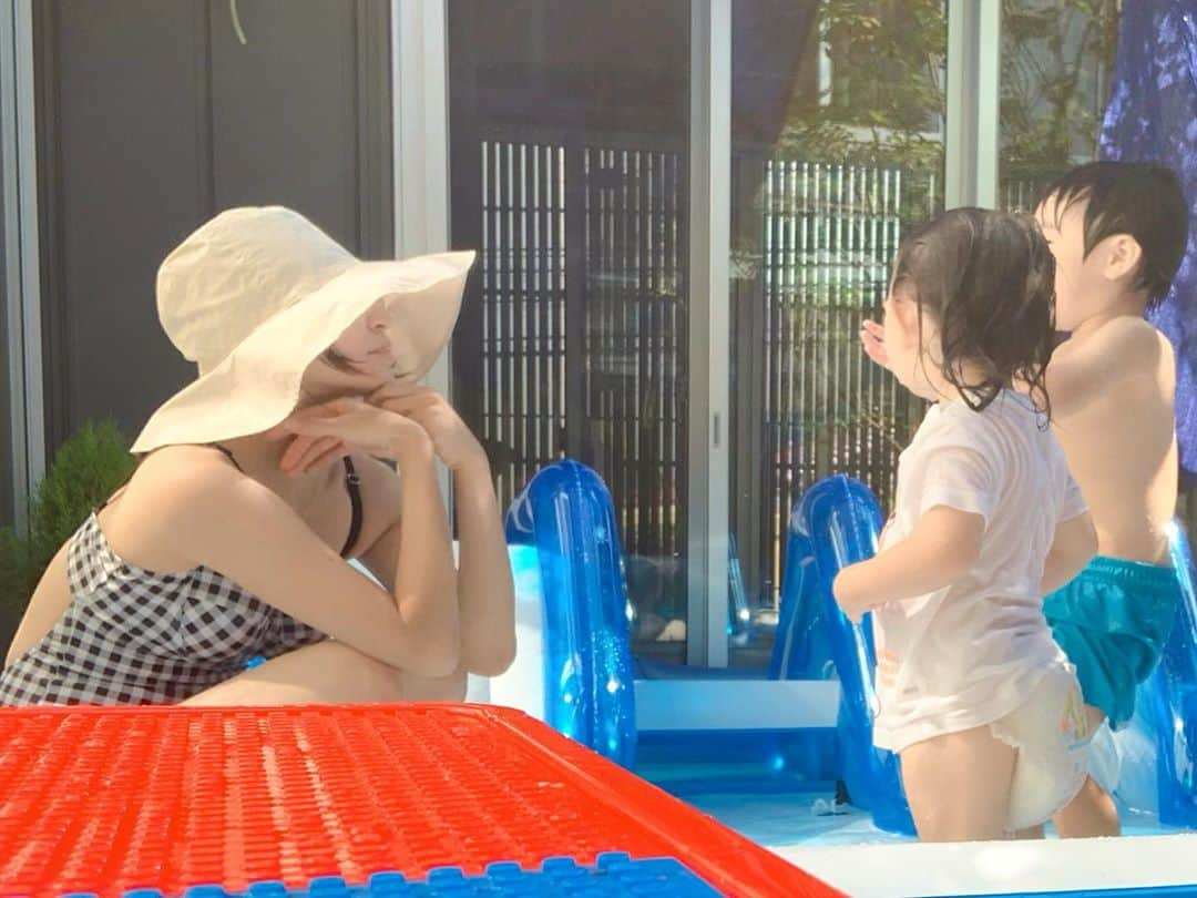 鈴木優美 さんのインスタグラム写真 - (鈴木優美 Instagram)「#夏休み 🌞🌴🌈💛 息子の幼稚園は今週から3週間。 たくさん思い出作ろうねっ . 私のスイムウェアはいつかの @birthdaybashshop  息子は今季の @hm_kids  娘は水着を嫌がりオムツで😂 水含んでパンパン！！笑 . . . . . #息子カメラ #インカメ #タイマー #基本近い #ポートレート #だったり違ったりw #親子 #プール #夏 #水着 #新米ママ #ギンガムチェック」8月5日 17時48分 - yumi_kakiuchi