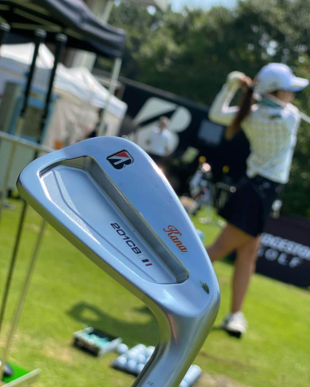 三ヶ島かなさんのインスタグラム写真 - (三ヶ島かなInstagram)「. BRIDGESTONE GOLFの新しいクラブを打ってきました！ コロナ対策もしっかりしていて 安心してテストすることができました🙇‍♀️ . みんなにワクワクして待ってもらいたいので あえて感想言いません。笑笑 . 4枚目はドライバーを切って中身を見せてもらいました！ 赤いのが飛びの秘訣なんだって😳 . 楽しみにお待ち下さい🥰 #イメージ通り #ねじれない #構えやすい #Bマーク #今秋発売！！」8月5日 17時49分 - kanayan0713_official