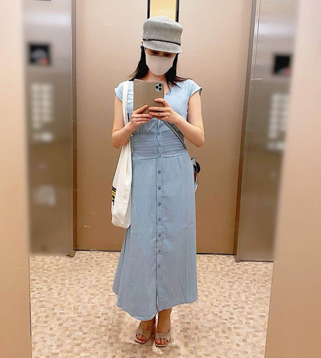 鈴木芳奈のインスタグラム：「晴れてとっても嬉しいよ🌞 気持ちも明るくなって晴れが続くといいなって思うけど、この気温の中のマスクはちょっと…サウナ状態。 おnewの帽子👒もかぶれる季節になったし。あとは足りないものは…かき氷🍧かな:) #actress#summer#sunny#skyblue」