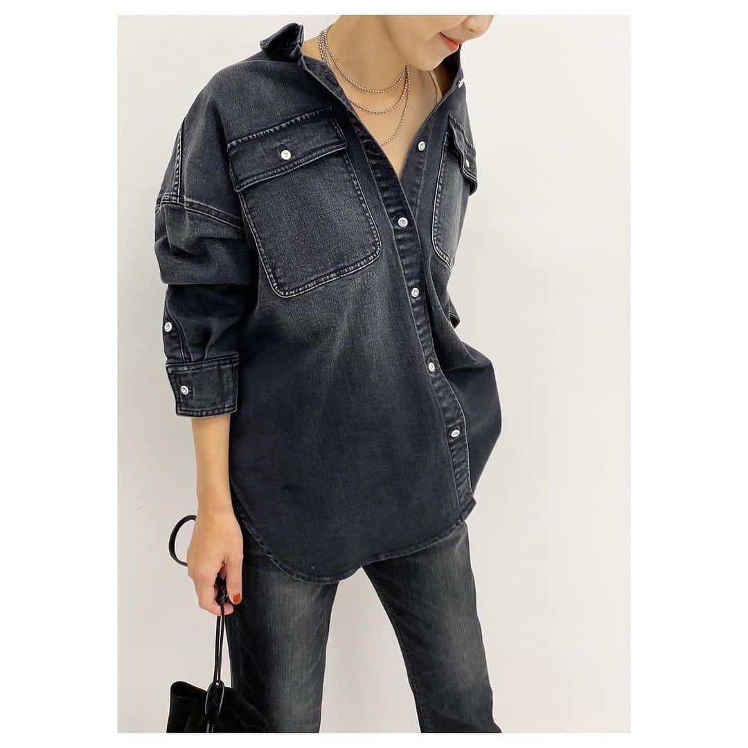 のインスタグラム：「〝HEALTHY DENIM〟﻿ 8/7fri.ON SALE！﻿ ﻿ 追加リクエスト多数！﻿ 前回即完売してしまったHEALTY DENIM﻿ 別注オーバーシャツが今季も登場！﻿ 羽織りにも活躍する一枚。﻿ デニムは定番のSALTを夏にも穿きやすい細めの糸でオーダー。﻿ オールマイティに使える1本です。﻿ 全店8/7(金)より販売スタート！﻿ ﻿ ・シャツ﻿ No.20050923000430﻿ ¥15,000+tax﻿ col:ブラック﻿ size:free﻿ ・デニム﻿ No.20030923001630﻿ ¥14,000+tax﻿ col:ブラック﻿ size:23/24/25﻿ ※オンラインストアでは、﻿ 準備ができ次第の販売開始となります。﻿ ﻿ #Plage #プラージュ﻿ #baycrews #fashion ﻿ #coordinate #healtydenim」