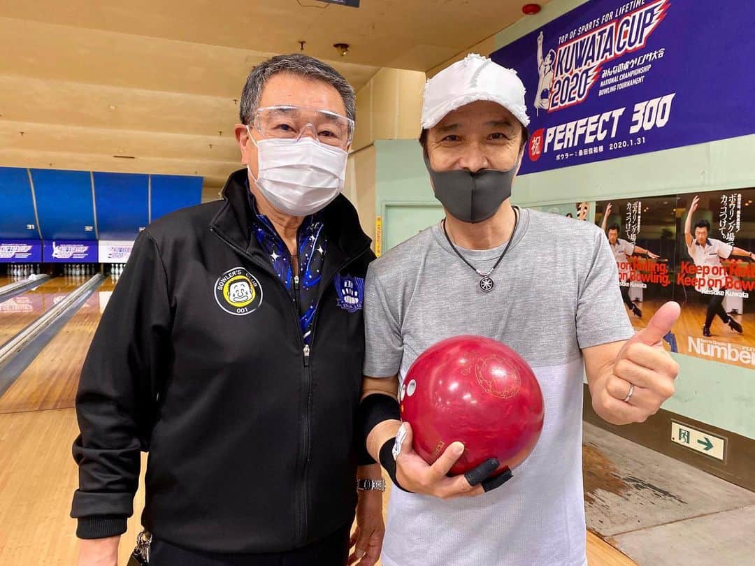 黒田アーサーのインスタグラム：「ボウリング界のレジェンドお2人‼️矢島純一プロ&斉藤志乃ぶプロから貴重なアドバイスを頂きました✨😉👍本当にありがとうございます🙇‍♂️🙏僕はなんて恵まれてるんだろう‼️😂この後すぐにベストスコアを更新しました😊✌️ #矢島純一プロ  #ボウリングの神様 #斉藤志乃ぶプロ  #通算74勝 #ギネス記録保持者 #ボウリング界のレジェンド #ボウリング界の宝 #リスペクトしかない  #yajimajunichi  #saitoshinobu  #bowling #ボウリング好きな人と繋がりたい  #ボウリング愛  #볼링」