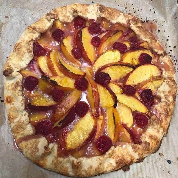 のインスタグラム：「🇺🇸を代表するスイーツ🍰といえば、やっぱりパイ🥧ではないでしょうか⁉️ このパイ🥧が本当に季節や場所が変われば、いろーーーんな🥧があるんです😋 今日紹介するのは、サマーパイ🥧と言われるピーチ🍑とラズベリーのパイ。 あなたはどんなパイ🥧が好きですか⁉️ . #usa #america #studyabroad #livinginamerica #soulfood #pie #summerpie #fruit #peach #raspberry #yummy #homemadepie #sweets #desserts #seasonaldesserts #アメリカ #アメリカ生活 #留学 #デザート #アメリカン #アメリカンフード #ピーチ #ラズベリー #桃 #手作りお菓子 #季節のデザート #焼き菓子 #eatwell #夏バテ防止 #wellnesswednesday」
