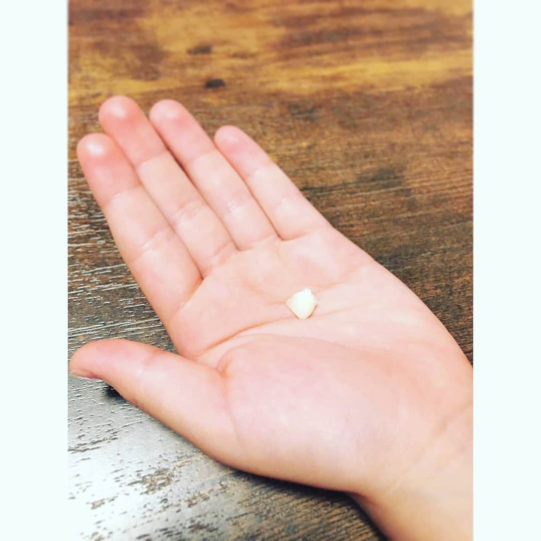 伴都美子さんのインスタグラム写真 - (伴都美子Instagram)「✔️﻿  ﻿長男、 一本スポッと抜けました✨ ﻿ おめでとう☺️ ﻿ ﻿ #前歯抜けた記念日」8月5日 17時54分 - van._doasinfinity