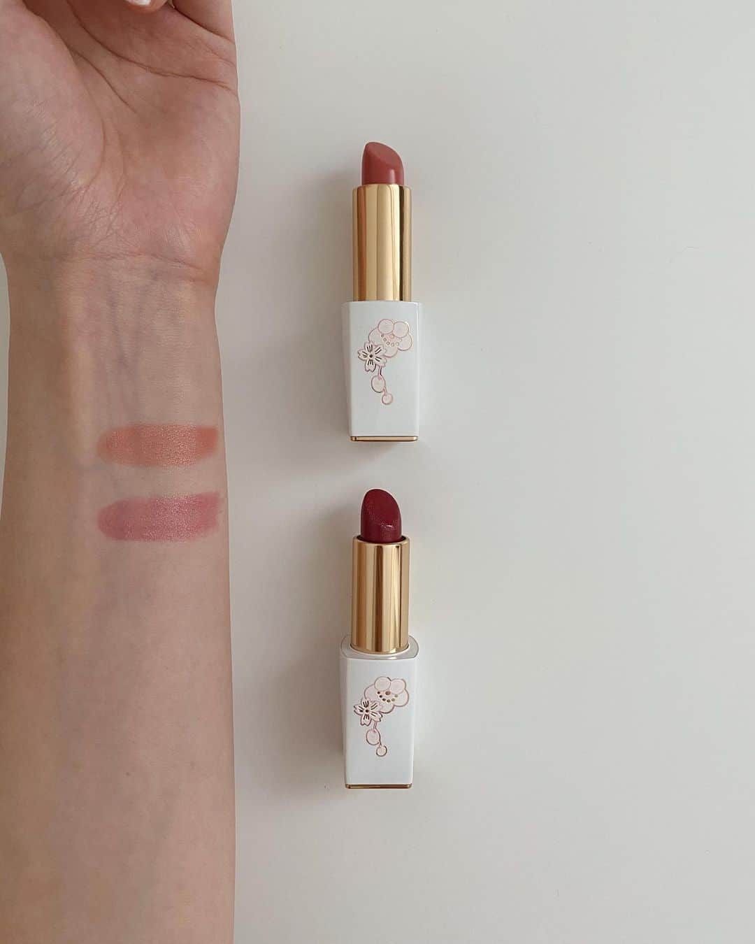 内山愛さんのインスタグラム写真 - (内山愛Instagram)「8月1日に発売された　@esteelauderjapan のピュアカラーエンヴィクリスタルリップスティック💄 やわらかくて可愛らしい色味とツヤ♡ 幸せリップっていわれるだけあるなぁ☺️ 限定パッケージがかわいい〜！！ なんだか幸せとかハッピーって言葉に惹かれがち🤫 可愛いコスメで気分上げてハッピーな夏を過ごそうね🌿🤍 #幸せリップ #エスティーローダー  #esteelauder #lipstick #cosmetics」8月5日 18時04分 - ai_uchiyama