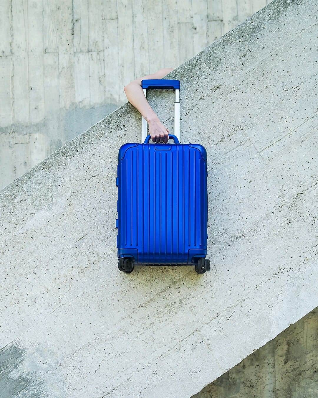 リモワさんのインスタグラム写真 - (リモワInstagram)「Vibrant hues for retreats to the South – the RIMOWA Original Cabin in marine.⁣ ⁣ ⁣ ⁣Available in stores and online at RIMOWA.com.⁣  Captured by Julien Boudet @bleumode. ⁣⁣ ⁣#RIMOWA #RIMOWAoriginal」8月5日 18時00分 - rimowa