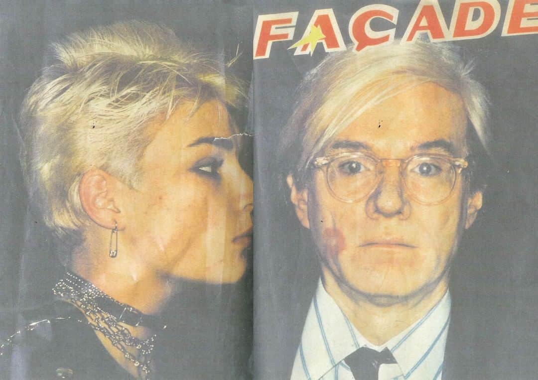 アンダーグラウンドのインスタグラム：「Issue 4 of short lived magazine Facade carried Any Warhol on the cover. His lapel badge featured the photo of Edwige Gruss the founder of Post Punk Mathematiques Modernes and Edwige also featured on the back cover wrapping around to position herself for a quick kiss on Warhols cheek.⁠ This 1977 issue also included a first hand account of the Paris Punk Scene by Alain Pacadis. ⁠ ⁠ Happy Birthday Andy Warhol.」