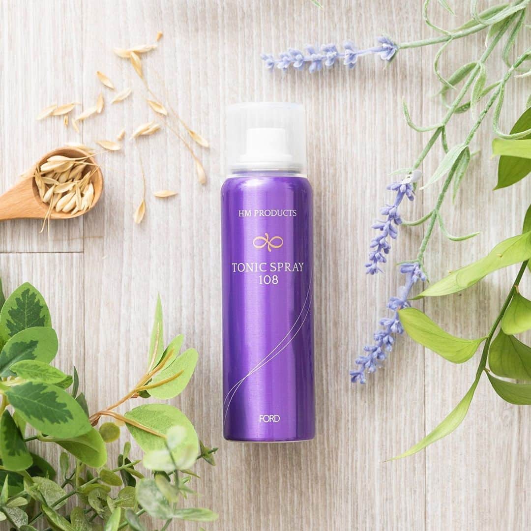 フォードヘア化粧品のインスタグラム：「【トニックスプレー108】は天然由来の植物エキス配合。 ・ 気になる部分にシュッと吹きかければ、フレッシュで爽やかなハーブの香りとスッキリとする清涼感が広がります。 ・ 心も体もリフレッシュできますね🍃 ・ ・ ・ #フォードヘア化粧品はミアンビューティーへ #MIANBEAUTY#ミアンビューティー#やさしくわたしらしく#三口産業#トニックスプレー#スプレー#美容室専売品#サロン専売品#ヘアスプレー#スカルプ#ヘアケア#ヘアケア用品#保湿ケア#頭皮ケア#スキャルプケア#サロン#美容院#美髪ケア#美髪#美活#丁寧な暮らし#保湿ケア#おこもり美容#おうち時間#ヘアサロン#おうち美容#透明感#シンプルケア」