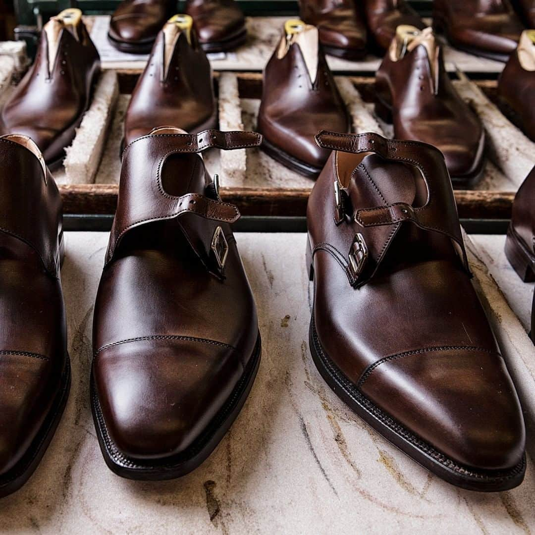 クロケット&ジョーンズさんのインスタグラム写真 - (クロケット&ジョーンズInstagram)「The Shoe Room, the final department in the Crockett & Jones factory. Here, the shoes go through their final finishing touches before they are laced and boxed in our signature British Racing Green or Hand Grade Navy and Gold embossed shoe boxes. . #crockettandjones #madetobeworn#northampton #factory #inthemaking」8月5日 18時02分 - crockettandjones_official