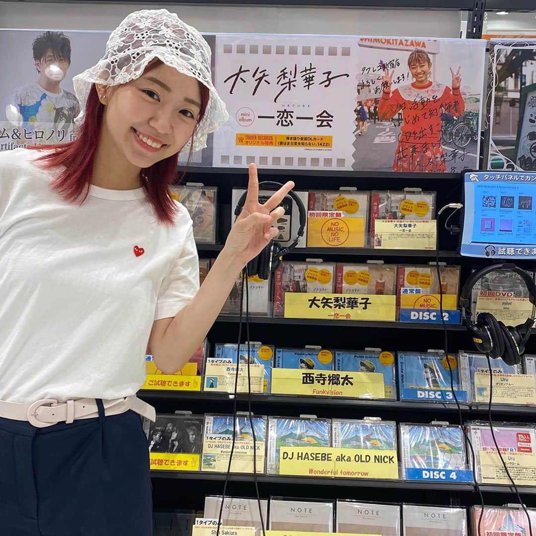 大矢梨華子のインスタグラム：「今日1stミニアルバム「一恋一会」を発売しました🍓﻿ ﻿ 無事に皆様のもとへ届ける事ができて嬉しいです🕊﻿ ﻿ ソロ活動をはじめて約1年半﻿ 一期一会の出会いを大切に過ごしてきた時間の中で制作した楽曲達を是非一度、お聴きください！﻿ ﻿ 先程、タワーレコード新宿店様へご挨拶に行ってきました💿✨﻿ (ちゃっかり自分用も購入。笑)﻿ ﻿ さらにリリース記念として今夜22:00から「僕はまだ恋を知らない」のMVに出演してくれた江野沢愛美ちゃんとインスタライブでコラボ配信します📱💭﻿ 見てくださ〜〜〜い❣️」