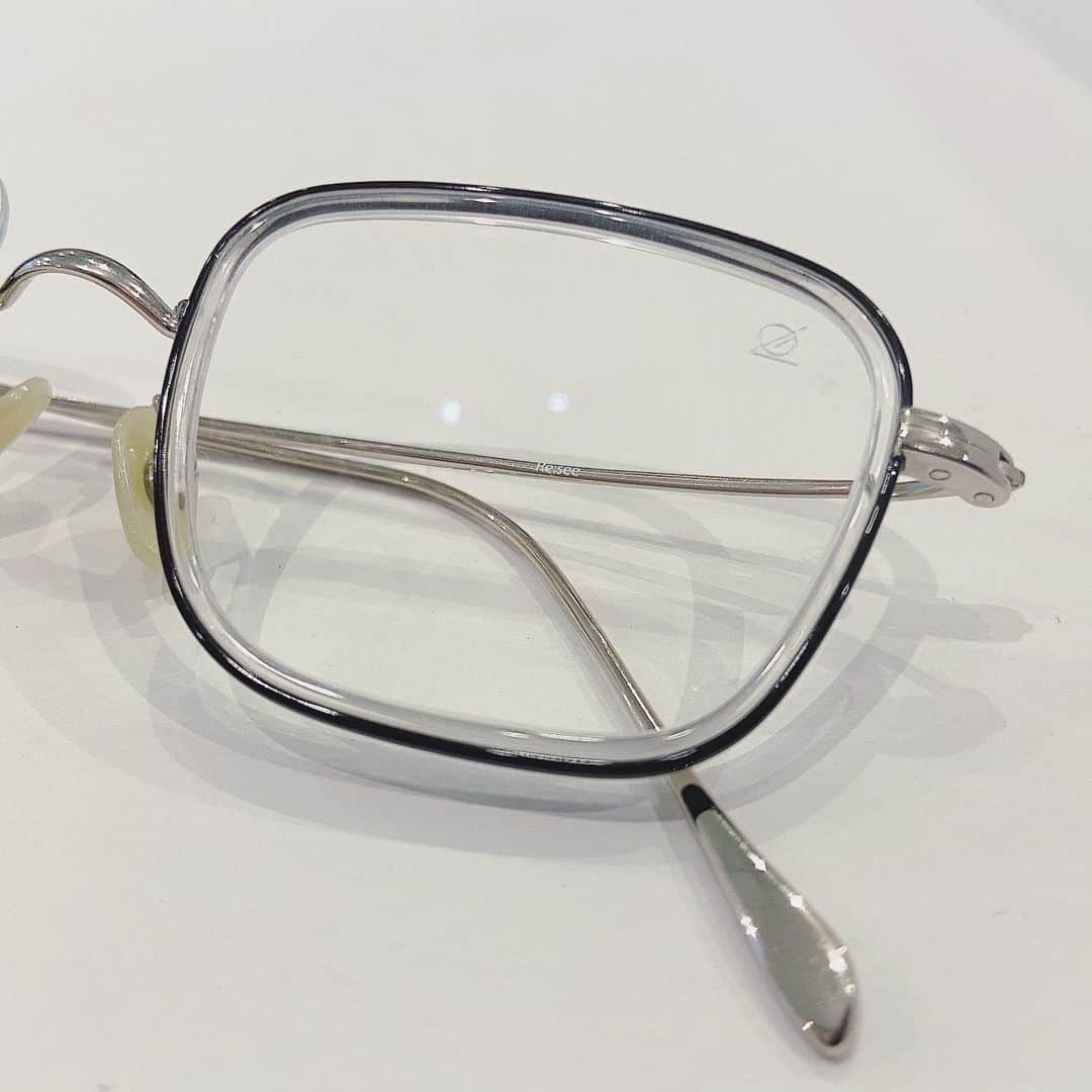 トミタ栞さんのインスタグラム写真 - (トミタ栞Instagram)「#私の眼鏡  去年から使ってるのにまだ かけるたびに "きゅーーん"ってするの きゅん　じゃなくて　きゅーーん 心臓きゅーーんってなるやつ。  これは、よく見ると 黒枠の中にさらに透明の枠があって、 中のレンズが浮いてるように見える のが可愛くて不思議で好きポイント。  原宿の竹下通り(駅側)の 入り口辺りにある素敵なお店。  #伊達眼鏡 でも ひとつはいいのを持っておきたい と思って探してる時に出会って。 …もうひとつ欲しくなっている。笑  めっちゃ軽いし #小顔効果 #個性 #原宿#resee #勝手に紹介  サングラスも欲しいよなー マスクくそぅーーーー。🤓」8月5日 18時06分 - tomita_shiori