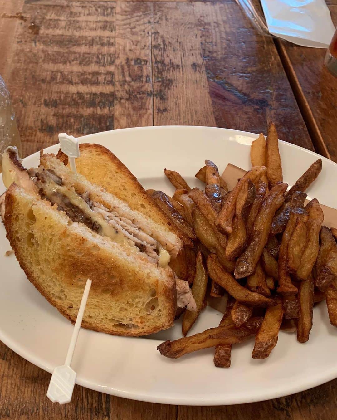 satomiさんのインスタグラム写真 - (satomiInstagram)「今日のランチは同僚とバビーズランチ🥪 ・ 夜は外食控えてるのでランチ開拓してます😊 肩出しちゃった( ›◡ु‹ )♡  ・  お肌のケアは銀座カラー(@ginzacalla_official )  月額3,000円で 全身脱毛ができちゃうし 全身脱毛6回のおまとめ 予約が可能なのがありがたいよね♡ .  無料カウンセリングのご予約 『@ginzacalla_official』の 公式アカウントURLから キャンペーンチェック😊 . .  ______________________________ ☺︎今日のコーデ☺︎ ・ ワンピ→(@sobre_dress ) 時計→(@liakulea_japan ) 【saatogv】の使用で10％OFFなので ぜひ使って下さいね。 ・ ______________________________ ・  #汐留ランチ #銀座ランチ #新橋ランチ #ランチ開拓 #グルメライター #さとみのグルメ記録 #ソブレ#ソブレドレス #キャバ嬢ドレス #liakulea  #リアクレア  #腕時計  #ハワイ  #夏  #貝殻 #シェル #港区O L #肩出しコーデ #キャバ嬢 #ホスト　 #銀座カラー　#脱毛　#全身脱毛　#顔脱毛　#callaPR #美肌」8月5日 18時22分 - saatoomii47