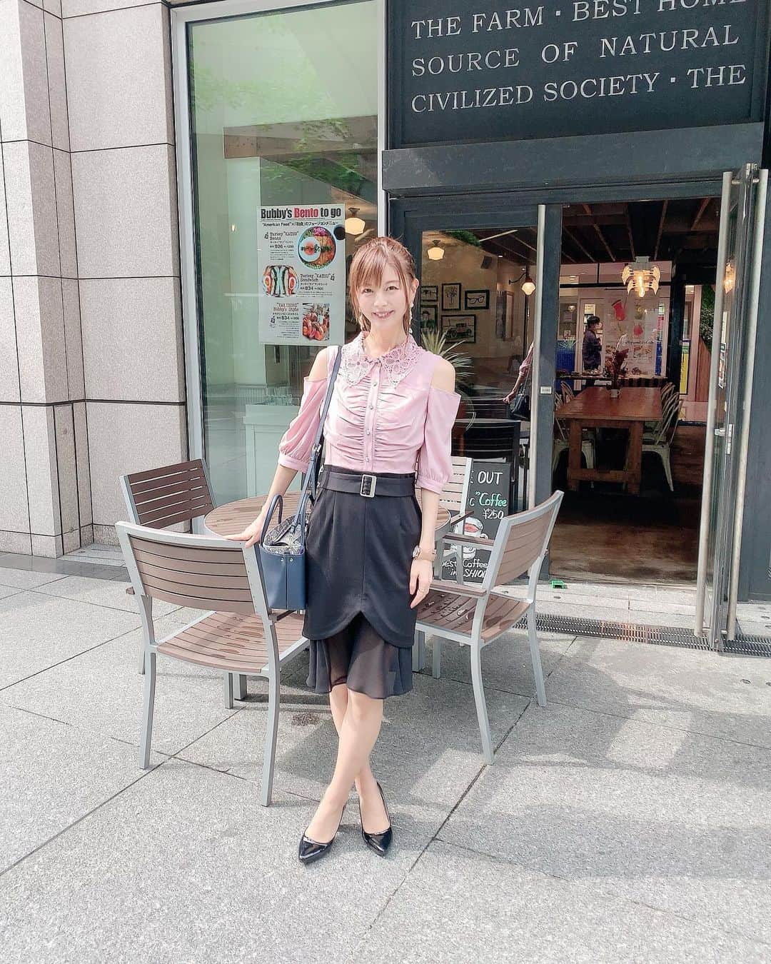 satomiさんのインスタグラム写真 - (satomiInstagram)「今日のランチは同僚とバビーズランチ🥪 ・ 夜は外食控えてるのでランチ開拓してます😊 肩出しちゃった( ›◡ु‹ )♡  ・  お肌のケアは銀座カラー(@ginzacalla_official )  月額3,000円で 全身脱毛ができちゃうし 全身脱毛6回のおまとめ 予約が可能なのがありがたいよね♡ .  無料カウンセリングのご予約 『@ginzacalla_official』の 公式アカウントURLから キャンペーンチェック😊 . .  ______________________________ ☺︎今日のコーデ☺︎ ・ ワンピ→(@sobre_dress ) 時計→(@liakulea_japan ) 【saatogv】の使用で10％OFFなので ぜひ使って下さいね。 ・ ______________________________ ・  #汐留ランチ #銀座ランチ #新橋ランチ #ランチ開拓 #グルメライター #さとみのグルメ記録 #ソブレ#ソブレドレス #キャバ嬢ドレス #liakulea  #リアクレア  #腕時計  #ハワイ  #夏  #貝殻 #シェル #港区O L #肩出しコーデ #キャバ嬢 #ホスト　 #銀座カラー　#脱毛　#全身脱毛　#顔脱毛　#callaPR #美肌」8月5日 18時22分 - saatoomii47