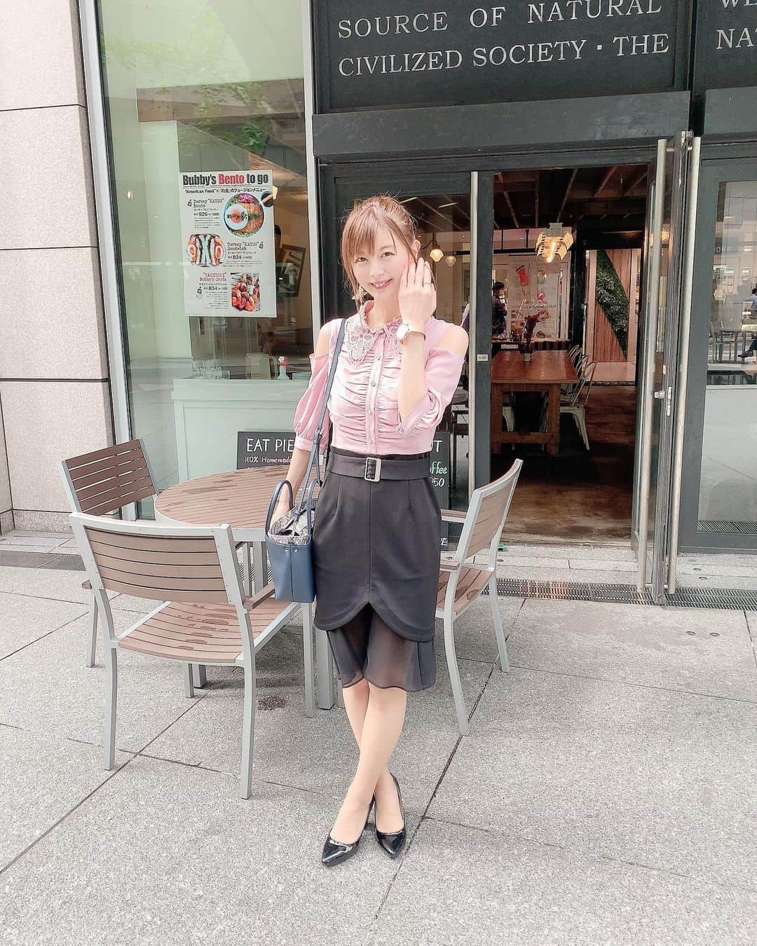 satomiさんのインスタグラム写真 - (satomiInstagram)「今日のランチは同僚とバビーズランチ🥪 ・ 夜は外食控えてるのでランチ開拓してます😊 肩出しちゃった( ›◡ु‹ )♡  ・  お肌のケアは銀座カラー(@ginzacalla_official )  月額3,000円で 全身脱毛ができちゃうし 全身脱毛6回のおまとめ 予約が可能なのがありがたいよね♡ .  無料カウンセリングのご予約 『@ginzacalla_official』の 公式アカウントURLから キャンペーンチェック😊 . .  ______________________________ ☺︎今日のコーデ☺︎ ・ ワンピ→(@sobre_dress ) 時計→(@liakulea_japan ) 【saatogv】の使用で10％OFFなので ぜひ使って下さいね。 ・ ______________________________ ・  #汐留ランチ #銀座ランチ #新橋ランチ #ランチ開拓 #グルメライター #さとみのグルメ記録 #ソブレ#ソブレドレス #キャバ嬢ドレス #liakulea  #リアクレア  #腕時計  #ハワイ  #夏  #貝殻 #シェル #港区O L #肩出しコーデ #キャバ嬢 #ホスト　 #銀座カラー　#脱毛　#全身脱毛　#顔脱毛　#callaPR #美肌」8月5日 18時22分 - saatoomii47