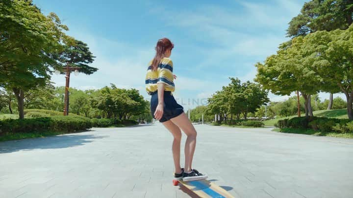 コ・ヒョジュのインスタグラム：「Breitling X HYOJOO “ON BOARD MY TIME” In this video, I captured different aspects of me, other than just longboarding. I tried to make my daily life look more beautiful🤩 Ride a Longboard 🛹 , take a nap😴, eat bread for a meal🍞, edit a video🎞, and go to an event in the evening💃🏻. How is your daily life? Do you have siesta time like me?😚 I wonder what kind of lifestyle you have😯🤔🤔 - “ON BOARD MY TIME” 이번 영상엔 롱보드만 타는 제가 아닌 다른 모습들을 담아보려했어요. 저의 두가지 라이프 스타일이 담긴 영상이예요:) 진짜 저의 평상시 모습들을 조금 미화(^^)하고 압축해서 담아보려 노력했어요! 보드 타고🏄🏻‍♀️ 낮잠자고😴 빵으로 대충 식사를 떼우고🥪 밀린 영상 편집도 하고🎞 저녁엔 행사 참석 하러가고💃🏻(이건 물론 코로나 이전의 일상이예요😢) 여러분의 일상은 어떤가요?! 저처럼 낮잠 타임이 있나요?😚 어떤 다양한 라이프 스타일을 갖고계신지 궁금해요! . . . @breitling  plan @hyojooslife direct @jpak_dosa editor @_vinvia  dop @taesigi_ ac @hansol.lim  riding dp @g.mountain music @eian.k - Runaway - #breitling #navitimer35 #breitling_kr #SquadOnAMission #브라이틀링 #내비타이머 #longboard #longboarddancing #longboarding #롱보드 #롱보드댄싱 #롱보딩 #고효주 #hyojoo #hyojooko」