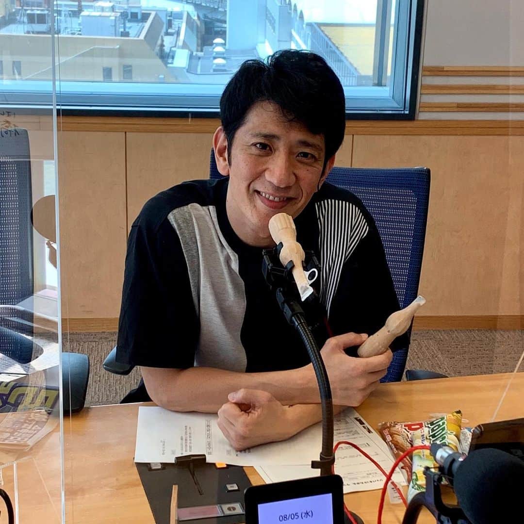 柴田英嗣のインスタグラム：「8月5日はパピコの日  #注意 #パピコはマイクにならないらしい #理由 #音を拾わない #ただしい使い方 #食う #glicoさんいつもあざーっす！！」
