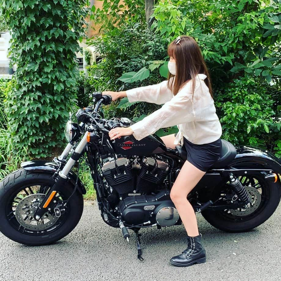 吉永愛さんのインスタグラム写真 - (吉永愛Instagram)「すっかり、バイクネタが増えてしまった件💕バイク選びが楽しいのです❤️ あっ、もちろんバイクの運転も←2段階後半から…少し余裕も出てきました👍 これは、ハーレーのフォーティエイト🏍気になるバイクの一つです✨ #ハーレーダビッドソン  #バイク選び  #普通二輪免許取得中  #バイク  #バイク女子  #自動車教習所 #女性ライダー #女性ライダーになりたい #女性ライダーと繋がりたい  #まずば中型から #目指すは大型免許 #ママモデル #女子ライダー #アラフォー」8月5日 18時17分 - a.i.yy