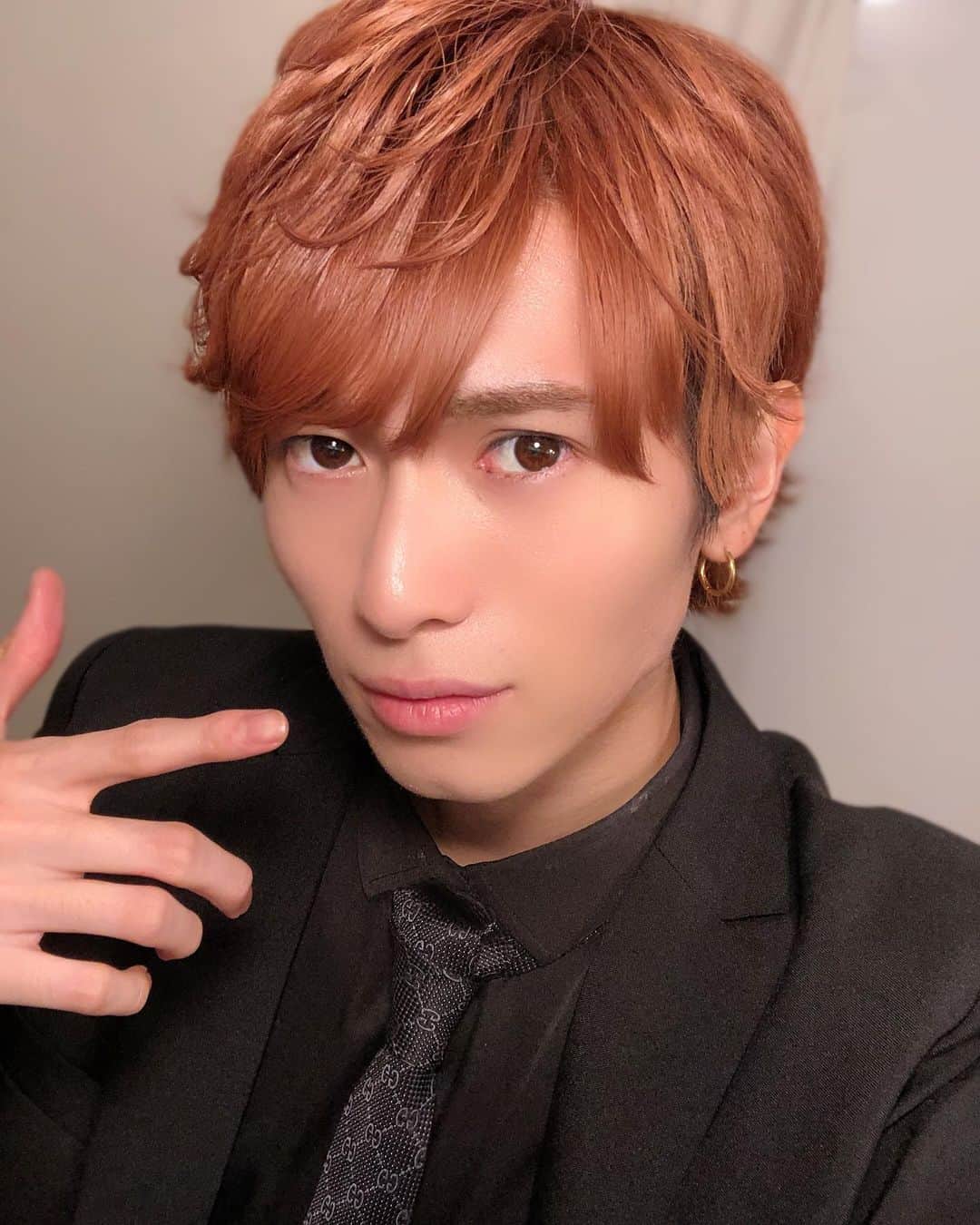 岡田鷹斗のインスタグラム：「黒スーツSTYLE☆  #黒スーツ　#イケメン　#美男子 #アイドル　#フォローミー」