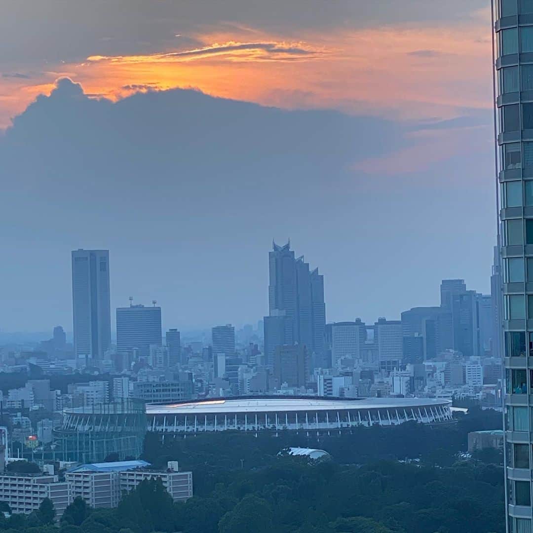 伊原剛志さんのインスタグラム写真 - (伊原剛志Instagram)「自宅から見える  綺麗な夕陽の中に  国立競技場が  なんだか虚しく見える。  #国立競技場  #夕陽  #オリンピック2020  #東京の夏」8月5日 18時20分 - tsuyoshi_ihara