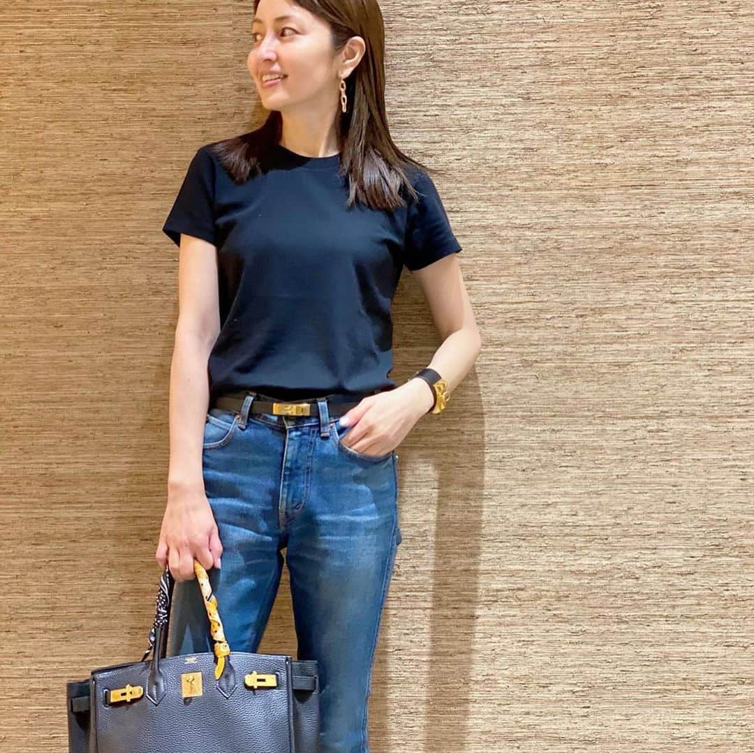 矢田亜希子さんのインスタグラム写真 - (矢田亜希子Instagram)「また黒Tシャツとデニム。 このバッグは24歳？か25歳なった時に買ってから毎日のように共に仕事現場へ。だからかなり年季はいっています。くたくたになっても好き。バングルも。最近またつけてみた。 #私服#Tシャツ#このTシャツ気に入りすぎ#デニム Tシャツは#auralee  デニムは#celine バッグとバングルとベルトは#hermes」8月5日 18時30分 - akiko_yada