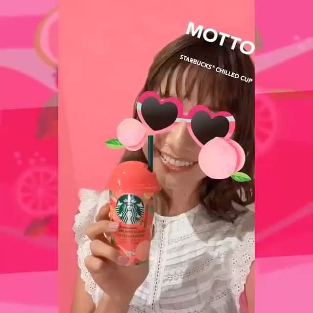 牧村麻美のインスタグラム：「昨日、8/4に発売になった、スタバチルドカップ🍑の　#ピーチピンクフルーツwithピーチジェリー 🍑 持ってるだけで可愛いから持ちたくなーる。 桃ドリンクに桃ジェリーなんて、間違いなく美味しい。 顔の大半を隠しつつ、夏らしく可愛いフィルターは、きっとみんな使いたくなぁーる＼(^o^)／ コンビニへGO！ ☆★☆★☆★☆★☆★☆★☆★☆★☆★☆ 夏にぴったりの #ピーチピンクフルーツwithピーチジェリー が新登場😊﻿ ジューシーなピーチ果汁に、ストロベリーなど数種のピンクのフルーツの香り、楽しい食感のピーチジェリーを合わせた、贅沢なデザート飲料です🍑﻿ ﻿ 「もっとピーチなARフィルター」も期間限定で登場！ 2種類の楽しいフィルターを使って、もっとピーチな夏を楽しみませんか？﻿ Instagramプロフィール画面（@starbucks_j_cpg）の☺マークタブからお使いいただけます！﻿ @starbucks_j_cpgのメンションまたは「#ピーチピンクフルーツwithピーチジェリー」を付けてぜひ投稿してください🍑　﻿ ﻿※スターバックスCPG公式Instagramでご紹介させていただく場合がございます😊 ﻿ ※Instagramを最新版にアップデートしてからお楽しみください。﻿ ﻿ ﻿ #ピーチピンクフルーツ #スターバックス #ピーチ #桃 #おうちデザート #新商品 @starbucks_j_cpg」