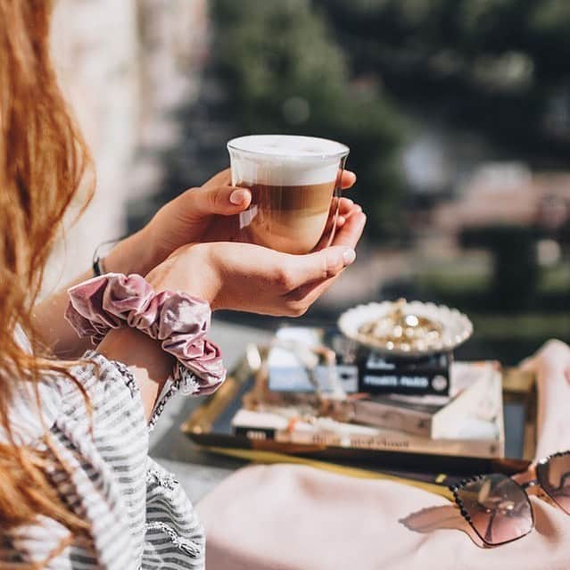 De'Longhi Sverigeさんのインスタグラム写真 - (De'Longhi SverigeInstagram)「Luta dig tillbaka och njut av sommaren och en god kopp kaffe!☕️💙☀️ #seriousaboutcoffee #Delonghi #kaffe #coffeelove」8月5日 18時25分 - delonghisverige