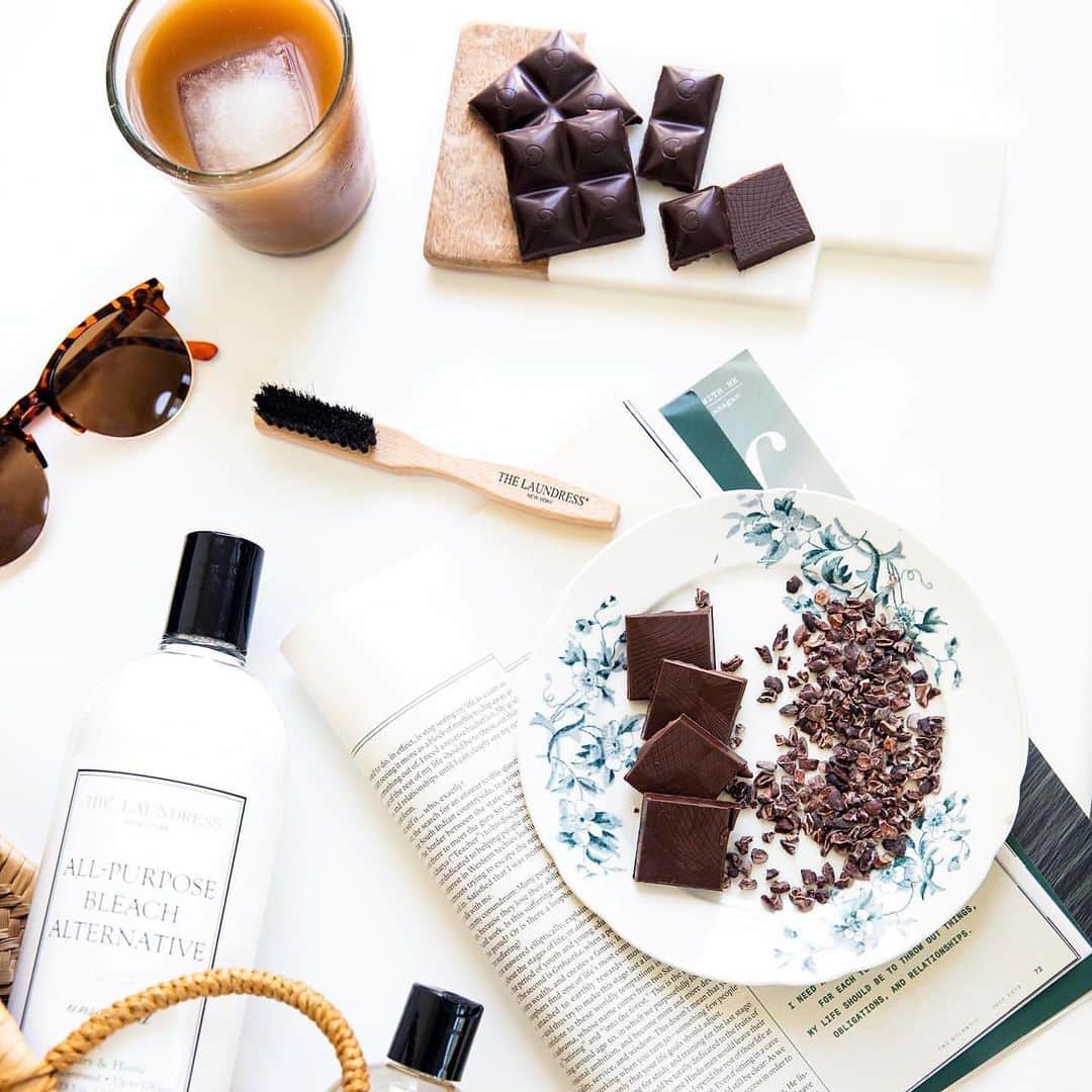 のインスタグラム：「みんな大好きチョコレート🍫美味しくてついつい夢中になって食べてたらお洋服にシミついちゃってることも...。でも大丈夫👍🏻お菓子のシミや汚れもランドレスでキレイになりますよ✨. .  #thelaundress #thelaundressjp #ランドレス #洗濯 #白 #monotone #モノトーン #洗剤 #漂白剤 #柔軟剤 #lovefashion #laundry #interior #インテリア #チョコレート #お菓子」