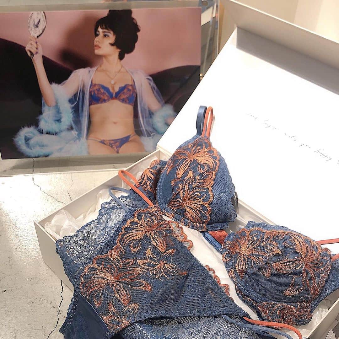 Ravijour札幌4丁目プラザ店のインスタグラム：「#フラワーレイヤードビューティリフト  くすみカラーで大人なランジェリー💙🧡 詳細はTOPのURLからブログに飛べます✨  #ラヴィジュール #ravijourstaff  #ravijoursapporo  #ravijour_official」