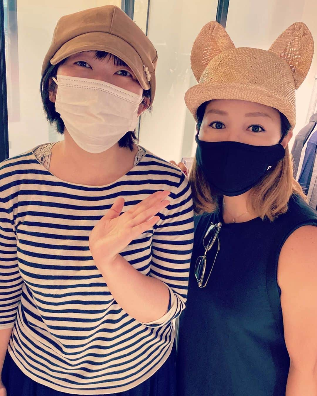 木村真野・紗野さんのインスタグラム写真 - (木村真野・紗野Instagram)「@kawamura_emiko  久しぶりに たんぽぽ川村さんに会いました🤝✨. 川村さんには偶然会う確率がお高い🤗♥️. .川村さんて、ほんと話しやすい可愛い先輩☺️だな〜💕 うれしかった🌻. . #たんぽぽ　#川村エミコ　さん　#ホリプロ　#久しぶり　#偶然　#とっても可愛い先輩　#芸人　#黒マスク　#マスク生活　#facemask #猫耳　#猫耳帽子　#cat #catstagram #cathat #ca4la #カシラ　#麦わら帽子　#newera #ニューエラ」8月5日 18時35分 - mayasaya_kimura