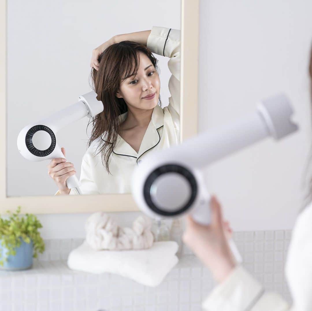 TESCOM テスコムのインスタグラム：「. ＼暑い季節がやってきた！髪の毛乾かすのイヤっ！／ . 夏は、髪の毛を乾かすのも一苦労😩💦 . 「暑くて髪の毛乾かすの嫌だな～」なんて機会が増えてきたのでは？ . 人気の #nobbybytescom のドライヤーはプロ仕様の速乾力で面倒なヘアドライも あっという間に乾くパワフルドライ！ . HIGH-MID-LOWで温度が、SET-DRY-SPEEDで風量が選択できるのでお好みの 設定でドライしてみましょう！ . - - - - - - - - - - - - - - - - - - - - - - - - - ●商品名：プロフェッショナル プロテクトイオン ヘアードライヤー ●品番　：NIB3000 ●カラー：アッシュ - - - - - - - - - - - - - - - - - - - - - - - - - @tescom_beauty  . Nobbyに関する情報は@tescom_pro  キッチン家電に関する情報は@tescom_kitchen  にてご紹介中！ . 毎日使うヘアアイテムは #テスコム または #TESCOM で検索してみて下さいね♡ テスコムのInstagramでは、自分らしさを追求したあなたのキレイづくりに役立つ情報を毎週発信しています！ . #美容 #ヘアスタイル #暮らしを楽しむ #ヘアサロン #ヘアケア #艶髪 #ドライヤー #プロフェッショナル #美容女子 #ダメージケア #美髪ケア #機能性 #速乾 #まとまり #プロ仕様 #おしゃれ家電 #サロンクオリティ #大風量 #ヘアドライ #モノトーン家電 #速乾ドライヤー #ドライヤーの時間短縮 #私にできるサロンクオリティ #テレビ紹介 #nib3000 #ノビテス」